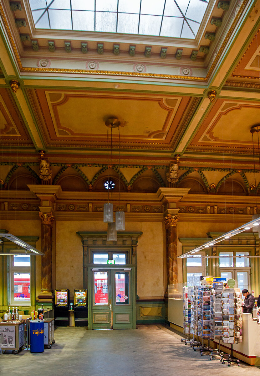 Der imposanten prunkvolle (ehemalige) Königssaal in der Mitte des Empfangsgebäudes vom Hbf Hof am 17.04.2023, hier hat man Denkmalschutz und Nutzung sehr gut umgesetzt. 

Der Bahnhof bestand aus zwei Teilen, in denen jeweils alle Betriebsanlagen (Lokschuppen, Kohlenbunker, Betriebswerk, Abstellgruppen usw.) vorhanden waren. Die südliche Seite gehörte den Königlich Bayerischen Staats-Eisenbahnen, die nördliche Seite den Königlich Sächsischen Staatseisenbahnen. 

Das Empfangsgebäude wurde durch den seit 1856 bei den Königlich Bayerischen Staats-Eisenbahnen angestellten Architekten Georg Friedrich Seidel (1823–1895) entworfen. Es war spiegelsymmetrisch angelegt, wie der gesamte Bahnhof. Die Grenze zwischen beiden Eisenbahnverwaltungen verlief durch die Mitte des Empfangsgebäudes. Im Empfangsgebäude wurde ein prunkvoller Königssaal eingerichtet.

Nach dem Zweiten Weltkrieg war Hof lange wieder Grenzbahnhof.