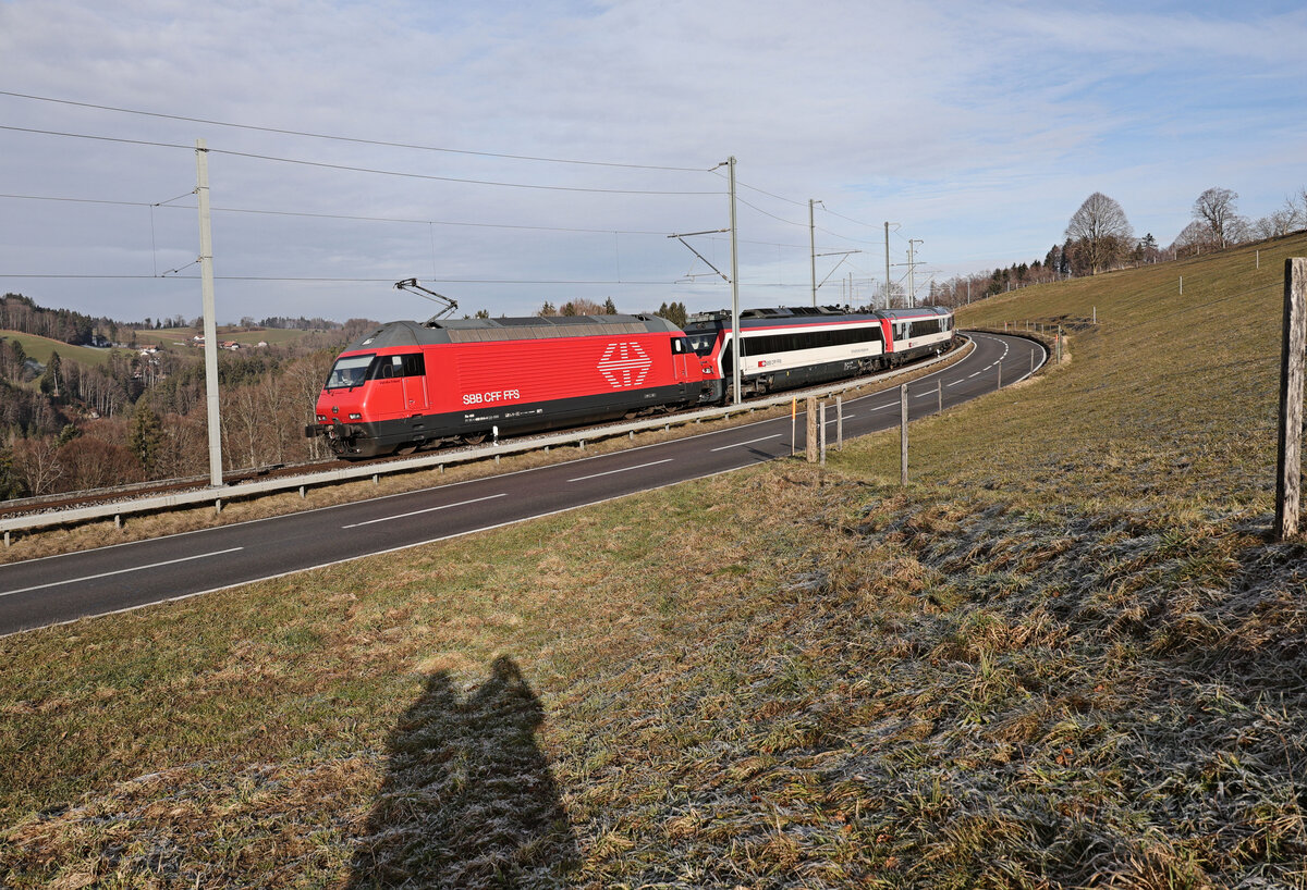 Der Infrastruktur Diagnosezug, gestossen von der Re 460 014, unterhalb Mittelhäusern an der Bern-Schwarzenburgbahn. 22. Januar 2026 