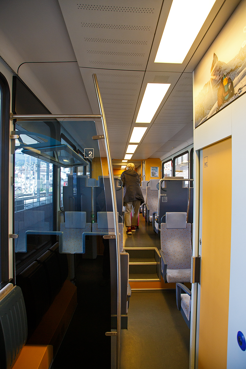 Der Innenraum / Interieur des Stadler Niederflur-Gelenksteuerwagen MGB ABt 2131, hier am 07.09.2021 im Bahnhof Disentis/Must�r. Diese Wagen sind passende Gelenksteuerwagen zu den Stadler Niederflur-Panoramatriebz�gen „KOMET“ MGB ABDeh 4/8 bzw. ABDeh 4/10.