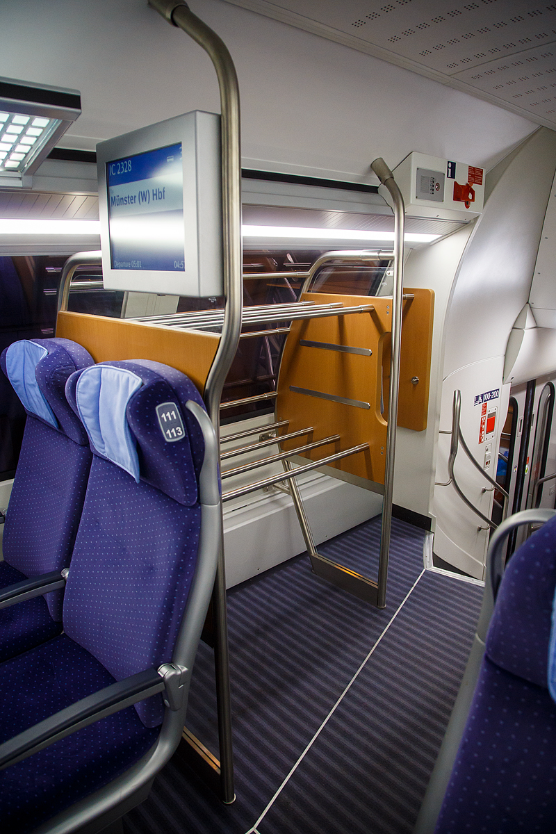 Der Innenraum / Interieur im Oberdeck von einen 2. Klasse IC2-Doppelstock- Reisezugwagen (TWINDEXX Vario, Mittelwagen), D-DB 50 80 26-81 636-5, der Gattung DBpza 682.4, eingereiht als Wagen 3 in den IC 2328 / RE34 (Siegen – M�nster / Westf. Hbf), hier am 31.05.2022 in Siegen.

Eine der Gep�ckablagen, hier bei einer der beiden Treppen (bei Platz 111 / 113).
