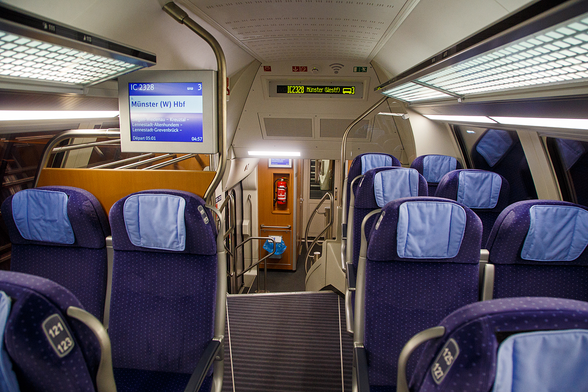 Der Innenraum / Interieur im Oberdeck von einen 2. Klasse IC2-Doppelstock- Reisezugwagen (TWINDEXX Vario, Mittelwagen), D-DB 50 80 26-81 636-5, der Gattung DBpza 682.4, eingereiht als Wagen 3 in den IC 2328 / RE34 (Siegen – M�nster / Westf. Hbf), hier am 31.05.2022 in Siegen.

Hier bei einer der beiden Treppen .

