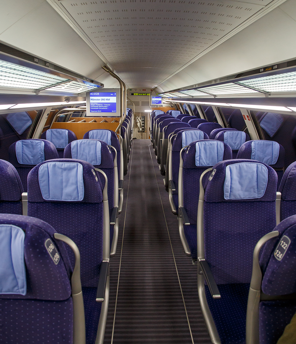 Der Innenraum / Interieur im Oberdeck von einen 2. Klasse IC2-Doppelstock- Reisezugwagen (TWINDEXX Vario, Mittelwagen), D-DB 50 80 26-81 636-5, der Gattung DBpza 682.4, eingereiht als Wagen 3 in den IC 2328 / RE34 (Siegen – M�nster / Westf. Hbf), hier am 31.05.2022 in Siegen.