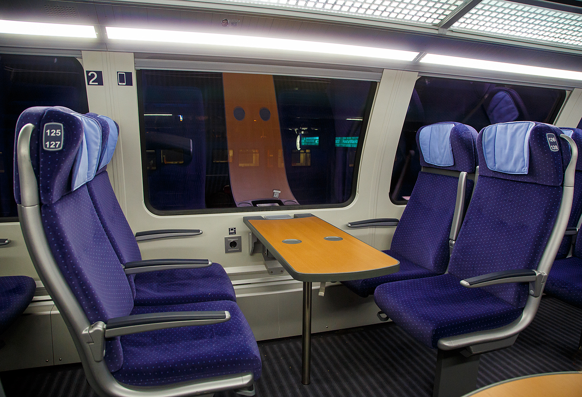 Der Innenraum / Interieur im Oberdeck von einen 2. Klasse IC2-Doppelstock- Reisezugwagen (TWINDEXX Vario, Mittelwagen), D-DB 50 80 26-81 636-5, der Gattung DBpza 682.4, eingereiht als Wagen 3 in den IC 2328 / RE34 (Siegen – M�nster / Westf. Hbf), hier am 31.05.2022 in Siegen.

Hier die vierer Sitzgruppe mit Tisch (vis-�-vis), Platz 125 bis 129.