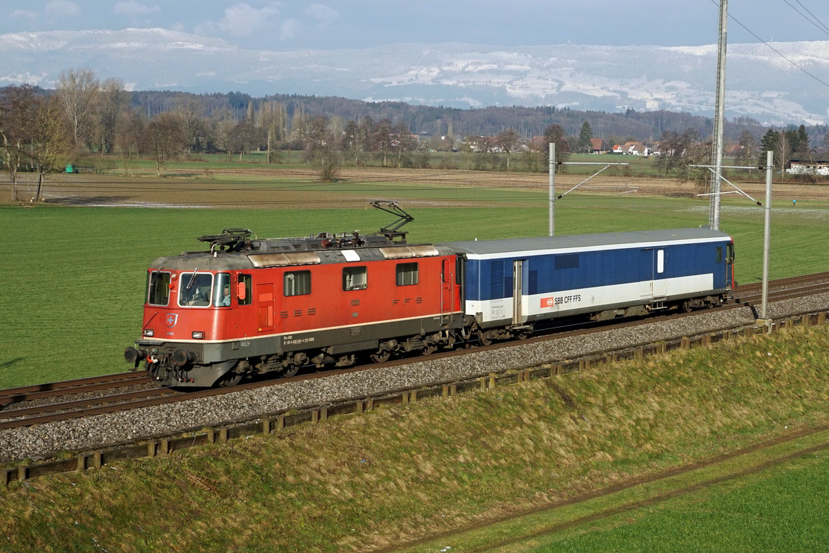 Der Jail Train der SBB mit der Re 420 301-4 bei Bollodingen auf der Fahrt von Zürich nach Bern am 8. Januar 2021.
Foto: Walter Ruetsch