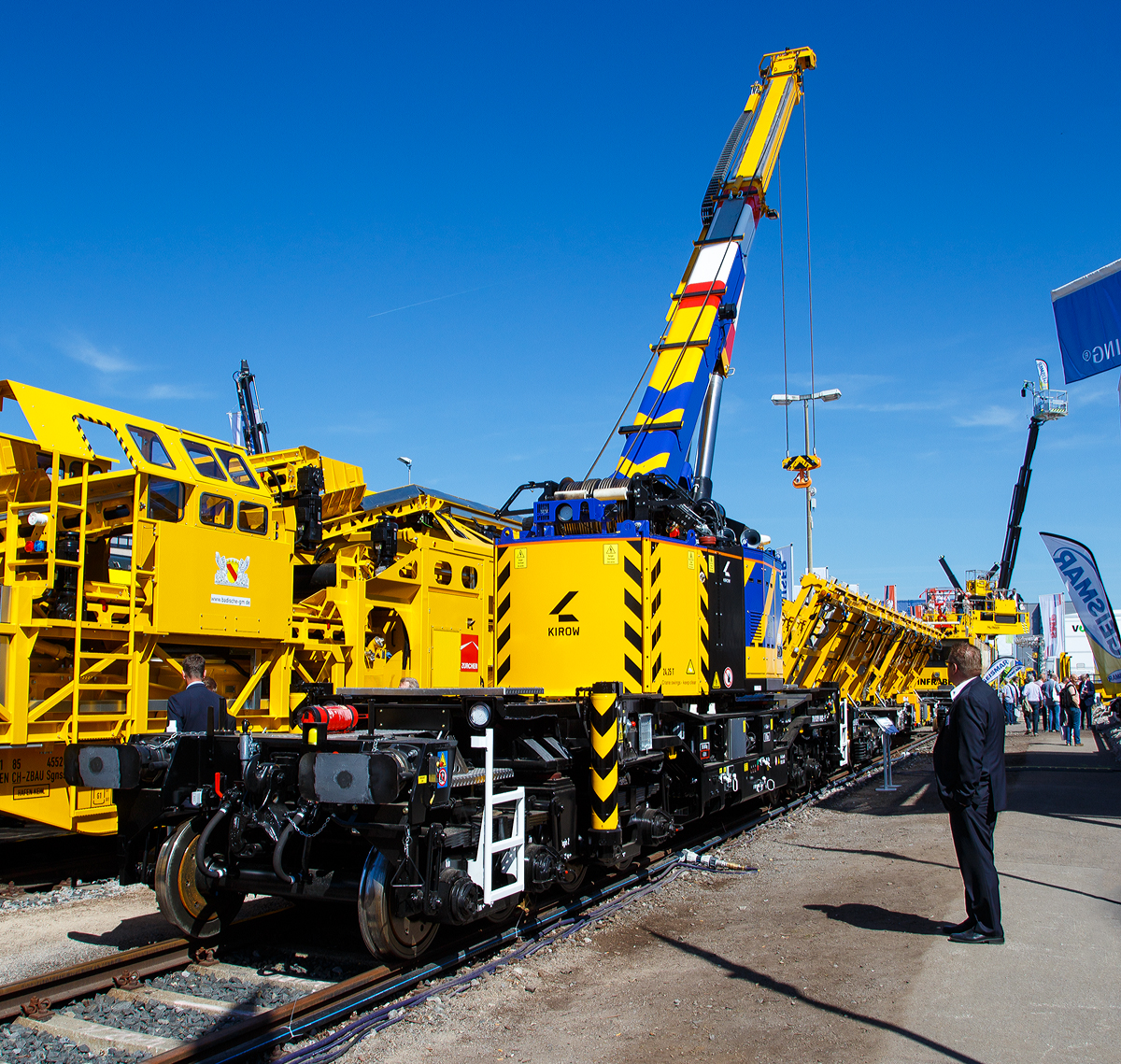 Der KIROW 25t-Gleisbauschienenkran MULTI TASKER KRC 250 LUL (99 70 9319 002-0) und davor der KIROW Weichentransportwagen Switch Tilter LUL (99 70 9358 002-2), pr�sentiert auf der iaf 2017 Internationale Ausstellung Fahrwegtechnik in M�nster (01.06.2017).

Im April 2015 bestellt die London Underground (Londoner U-Bahn) bei Kirow in Leipzig ein komplettes Weichenverlegesystem, bestehend aus zwei Multi Taskern KRC 250 und acht Weichentransportwagen Switch Tilter sowie diverser Lasthebemittel und Plattformen f�r die Begleitwagen. Dabei sollten die beiden Krane �berwiegend im Tandem arbeiten, die Weichenteile vom Weichentransportwagen auf dem benachbarten Gleis entladen und damit selbstangetrieben bis zum Ort der Weichenverlegung fahren. Eine besondere Herausforderung f�r KIROW bestand darin, die Fahrzeugdimensionen auf das Fahrzeugbegrenzungsprofil der Londoner U-Bahn anzupassen. Bevor die Fahrzeuge versandt wurden, konnte man den KRC 250 LUL und den dazugeh�rigen Switch Tilter LUL vom 30. Mai bis 01. Juni 2017 auf der Messe IAF - Internationale  Ausstellung Fahrwerktechnik in M�nster in Augenschein nehmen. 

TECHNISCHE DATEN vom Kran:
Spurweite: 1.435 mm 
Achsanzahl: 8 (in 2 Drehgestellen)
L�nger �ber Puffer: 14.000 mm
Drehzapfenabstand: 9.000 mm
Achsabstand im Drehgestell: 2.300 mm (1.100 / 1.200 / 1.100 mm)
Lauf.- und Treibraddurchmesser: 730 mm (neu)
Eigengewicht: 100 t
Fahrgeschwindigkeit im Zugverband (geschleppt): 100 km/h (60 mph)
Fahrgeschwindigkeit mit Eigenantrieb: 20 km/h (12 mph)
Max. Achslast: 12,5 t
kleinster befahrbarer Radius: 70 m
Dieseltankvolumen: 650 l
Bremse: WA P4a
