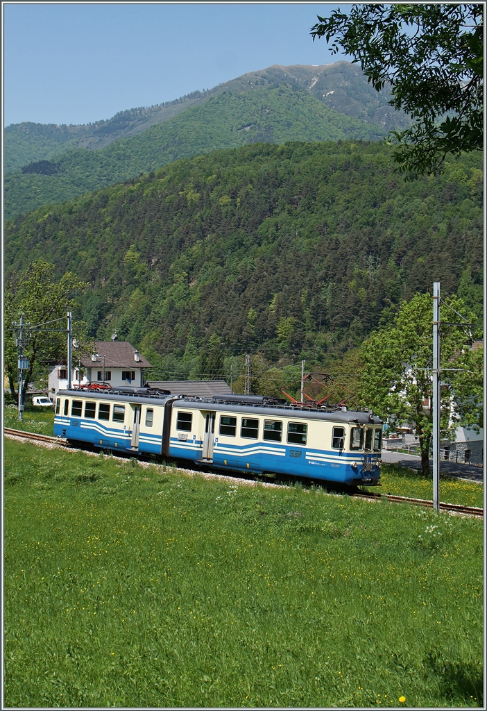 Der kleine SSIF ABe 6/6 35  Verbano  hat mich mit seiner Grösse überraschat, da er nicht wie gedacht zwischen die zwei Masten passte. 
Das Bild entstand am 13. Mai 2015 etwas östlich der Station Gagnone-Orcesco und zeigt den SSIF Regionalzog 750 von Re nach Domodossola.

