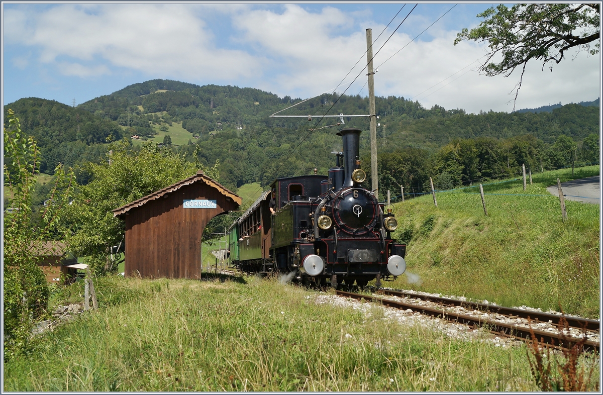 Der kleine Zug nun etwas näher: die Blonay-Chamby G 3/3 N°6 schleppt bei der Haltestelle Cornaux ihren Zug Richtung Chamby. 

11. August 2019