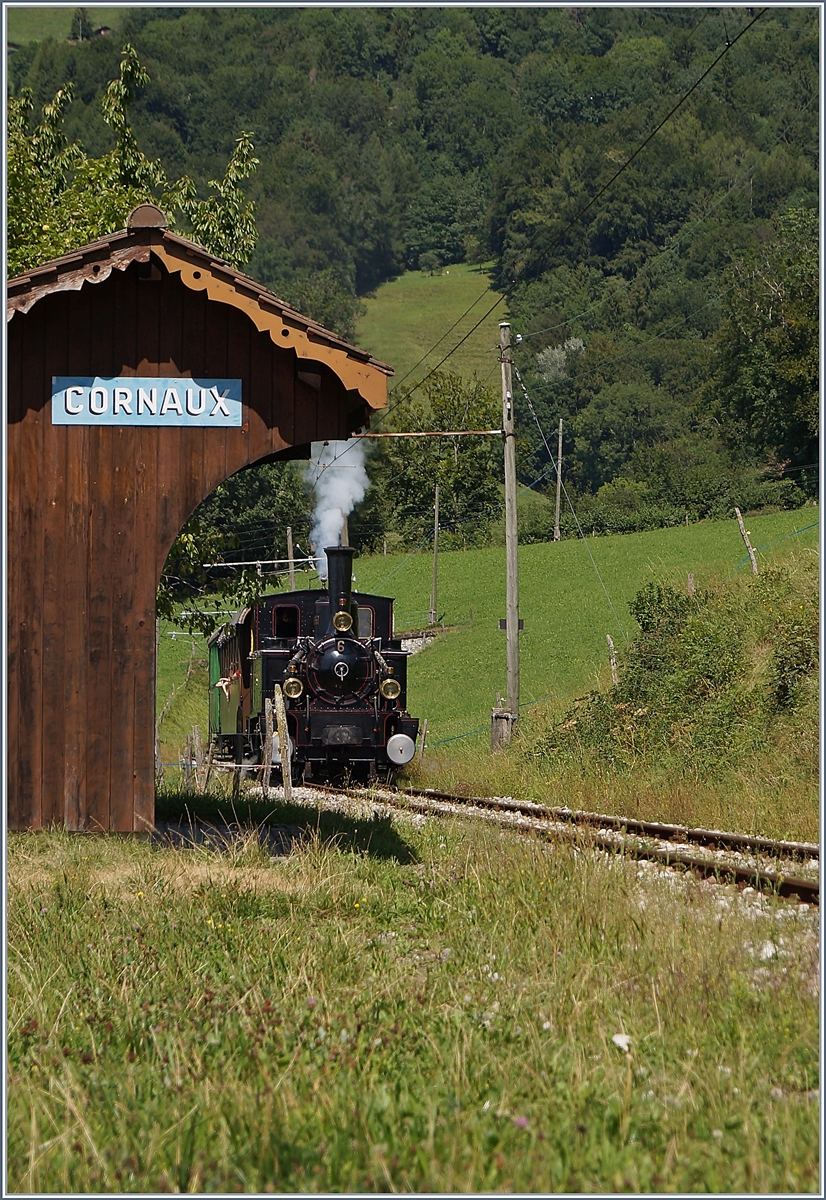 Der kleine Zug nun etwas n�her: die Blonay-Chamby G 3/3 N�6 erreicht den (Bedarfs)-Halt Cornaux. 

11. August 2019