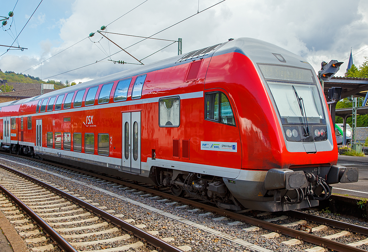 
Der Klimatisierter Doppelstock-Steuerwagen 2. Klasse (DoSto-Steuerwagen) D-DB 50 80 86 -75 028-0  DBpbzf 763.6 am 04.05.2019 im Bahnhof Betzdorf/Sieg am Zugschluss des RE 9 (rsx - Rhein-Sieg-Express).

Ab 1999 wurden die neu beschafften Steuerwagen mit einem vergr��erten behindertengerechtem WC ausgestattet, welches die Bauart DBpbzfa 763.6 charakterisiert. Derzeit sind Wagen dieser Bauart nur in Hessen und Nordrhein-Westfalen beheimatet.Der Wagen ist klimatisiert, besitzt BiLED-Anzeigen und ist f�r 160 km/h zugelassen. 

TECHNISCHE DATEN: 
Spurweite: 1.435 mm
L�nge �ber Puffer:  27.270 mm
Wagenkastenl�nge:  26.660 mm
Wagenkastenbreite:  2.784 mm
H�he �ber Schienenoberkante: 4.631 mm
Drehzapfenabstand:  20.000 mm
Achsstand im Drehgestell:  2.500 mm
Drehgestellbauart:  G�rlitz VIII
Leergewicht:  52 t
H�chstgeschwindigkeit:  160 km/h
Bremsbauart:  KE-PR-A-Mg-mZ (D) [ep|NB�]
Sitzpl�tze:  101 (2. Klasse) und 2 Rollstuhlpl�tze
Toiletten:  1, behindertengerecht, geschlossenes System
Hersteller:  Deutsche Waggonbau AG (DWA), Werk G�rlitz 
Baujahre: 1999 bis 2000
Bemerkungen: 1 Mehrzweckabteil