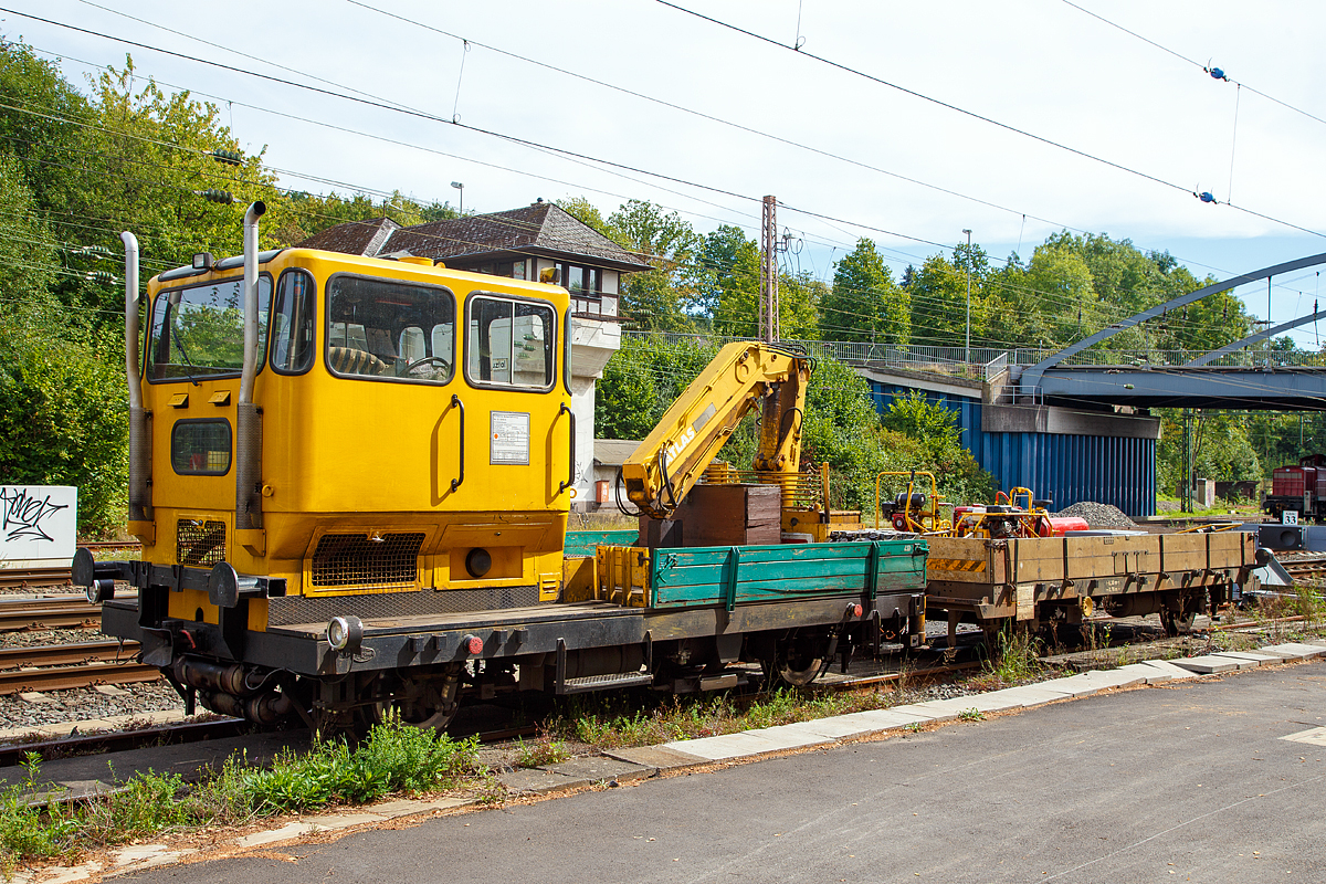 
Der Klv 53 der Bauart BA 538 (13. Bauserie) - Schwerer Rottenkraftwagen, Schweres Nebenfahrzeug Nr. 53 0818-5, ex TGL 53 0818-5, ex DB 53 0818-4, ex DB 53.0818, der ELG - Eisenbahn-Logistik-Gesellschaft GmbH ist am 11.09.2016, mit dem Gleiskraftwagenanhänger Kla 03 (Kleinwagen Nr. 03 01575),  in Kreuztal abgestellt. Die Abkürzung Klv steht für Kleinwagen mit Verbrennungsmotor. Oft wird er auch als Skl 53 bezeichnet, wobei das Skl für Schwerkleinwagen steht.

Der Klv 53 wurde 1981 von der Waggon-Union in Berlin unter der Fabriknummer 30543 gebaut und an die DB geliefert.

Technische Daten von dem Klv 53 0574 – 3:
Spurweite: 1.435 mm (Normalspur)
Achsformel: B
Länge über Puffer: 6.870 mm
Achsabstand: 3.750 mm
Höchstgeschwindigkeit : 70 km/h
Eigengewicht: 8.100 kg
Nutzlast: 7.900 kg
Anhängelast: 42 t
Zur Mitfahrt zugel. Personen: 6
Motor: Deutz luftgekühlter 6-Zylinder-V-Dieselmotor  vom Typ F 6L 413 V
Motorleistung: 110 kW (150 PS)
Kran: Atlas Kran Typ AK 3006 A DB (Fabrik-Nr. 11 535/802, BJ 1981)
Maximale Tragkraft: 3.000 kg 
