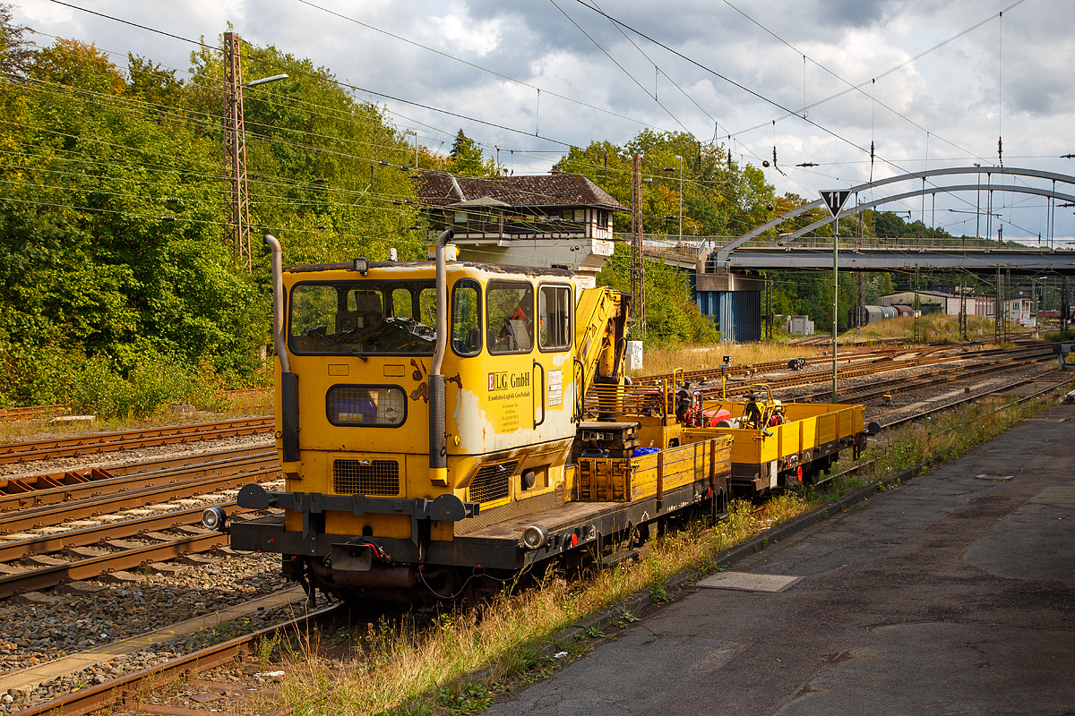 
Der Klv 53 der Bauart BA 536 (13. Bauserie) - Schwerer Rottenkraftwagen, Schweres Nebenfahrzeug Nr. 53 0810 5, ex TGL,  ex DB 53 0810-1, ex DB 53.0810, der ELG GmbH Eisenbahn-Logistik Gesellschaft ist am 27.08.2018, mit dem Gleiskraftwagenanhänger Kla 03 (Kleinwagen Nr. 03 0568-5)  in Kreuztal abgestellt.

Der Klv 53 wurde 1981 von der Waggon-Union Werk Berlin unter der Fabriknummer 30535 gebaut und als 53.0810 an die DB geliefert. 2004 wurde er ausgemustert und ging an die TGL und 2006 an die ELG GmbH.

Anfang der 1960er Jahre begann die DB in Zusammenarbeit mit der Firma Schöma mit der Weiterentwicklung der seit 1955 beschafften Rottenkraftwagen der DB-Baureihe Klv 50 / Klv 51. Ein gravierender Nachteil der sehr gelungenen Konstruktion war die fehlende Möglichkeit, den Rottenarbeitern eine wettergeschützte und beheizte Transportmöglichkeit bieten zu können. Des Weiteren behinderte die niedrige Höchstgeschwindigkeit von nur 50 km/h den Bahnbetrieb.

Daher entwickelte Schöma in Zusammenarbeit mit dem Bundesbahnzentralamt (BZA) München für den Klv 50 / Klv 51 ein größeres Führerhaus, in dem neben dem Fahrer noch sechs weitere Personen Platz finden. Bei den Prototypen wurde es noch mittels Motorraumabwärme beheizt. Während diese Art der Beheizung für die kleinen Fahrerräume des Klv 50/Klv 51 noch ausreichend war, stieß sie bei den großvolumigen Klv-53-Führerhäusern an ihre Grenzen. Die ungenügende Leistung dieser Heizungsart wurde bei der Serienlieferung durch Einbau einer Webasto-Warmluftheizung kompensiert. Durch eine Vergrößerung des Laufraddurchmessers (von 600 mm auf 700 mm) und die Erhöhung der Motordrehzahl (von 2000/min auf 2300/min) konnte außerdem die zulässige Höchstgeschwindigkeit von 50 km/h auf 70 km/h erhöht werden. Die Beibehaltung der schmalen Ladeflächen beiderseits des Motorraums ermöglichte weiterhin den Transport von Langmaterial, wie zum Beispiel Schienen.

Mit diesen Änderungen lieferte Schöma 1963 und 1964 drei „Klv 51 in Sonderausführung“, die zunächst ihre aus der Klv-51-Serienlieferung stammenden Betriebsnummern Klv 51-9162, Klv 51-9163 und Klv 51-9164 erhielten. Wegen der deutlichen baulichen Abweichungen vom Serien-Klv 51 wurde für diese drei Fahrzeuge kurz nach ihrer Inbetriebnahme die neue Baureihe Klv 53 geschaffen. Noch in der zweiten Jahreshälfte 1964 wurden sie in die Klv 53-0001 bis Klv 53-0003 umgezeichnet.

Zunächst wurde die Auslieferung der sich noch im Bau befindlichen Bauserien der Baureihe Klv 51 bis Anfang 1965 abgeschlossen. Die sich diesen Bauserien anschließenden Serienlieferungen der neuen Baureihe Klv 53 erhielten fast alle Änderungen der 3 Prototypen. 

Die insgesamt ersten 39 Fahrzeuge baute Schöma bis 1966, die nachfolgenden Fahrzeuge wurden von den Industriewerken Karlsruhe (IWK), von Robel, Sollinger Hütte (SH), Deutsche Waggon- und Maschinenfabrik, ab 1971 Waggon Union (DWM/WU) und Windhoff hergestellt. Von 1963 bis 1981 wurden 824 Fahrzeuge (in neun Varianten) in 13 Bauserien von der DB beschafft. 

Technik:
Der Motor und das mechanische 5-Ganggetriebe sind unter dem Führerhaus. Über ein Verteilergetriebe in der Fahrzeugmitte, Gelenkwelle und Achsantrieb werden beide Radsätze angetrieben. 3 Fußpedale sind zur Regulierung der Motorleistung, Betätigung der Kupplung und der Bremse vorhanden.

Die Ladeflächenhöhe beträgt 820 mm. An der Führerhausseite sitzt eine Rammbohle mit ungefederten Puffern. Die Anhängerkupplungen stammen aus dem LKW-Bau (Rockinger Kupplung). Gummischeiben und Stoßdämpfer sind als einfache Federung zwischen Achslagergehäuse und Fahrzeugrahmen vorhanden. Die Radsätze sind durch einseitige Achslenker am Rahmen befestigt. Die direkt wirkende Bremse (Wadi (D)) arbeitet pneumatisch auf alle Radsätze, die gleichzeitig als Bremsscheiben (Scheibenbremse) ausgebildet sind.

Am Ende der Ladefläche befindet sich ein hydraulischer vom Typ Ladekran Atlas AK 3006 A DB 180. Der Kran ist drehbar im Kranfuß gelagert. Der Kran ist auf eine Hubhöhe von 4,3 m über SO begrenzt. Für besondere Einsätze - Maste stellen - kann diese Begrenzung ausgesetzt werden.

Einige Bauarten haben einen Kriechgang für eine Arbeitsgeschwindigkeit von 0 bis 2 km/h, welche mittels einem zusätzlichen hydrostatischem Antrieb erreicht wird, jedoch nicht bei der Bauart 536.

TECHNISCHE DATEN von dem Klv 53 0810 53 
Spurweite: 1.435 mm (Normalspur)
Achsformel: B
Länge über Puffer: 6.370 mm
Achsabstand: 3.750 mm
Höchstgeschwindigkeit : 70 km/h (mit geschobenen Kla in Weichen und Kreuzungen 30 km/h)
Eigengewicht: 8.100 kg
Nutzlast: 7.900 kg
Anhängelast: 42 t
Zur Mitfahrt zugel. Personen: 2 (angeschrieben, ursprünglich 6)
Motor: luftgekühlter Deutz 6-Zylinder-V-Dieselmotor  vom Typ F 6L 413 V
Motorleistung: 110 kW (150 PS)
Kran: Atlas Kran Typ AK 3006 A DB (Fabrik-Nr. 11 532/799, Bj 1981)
Maximale Tragkraft: 3.000 kg
Kriechgang: nein
Kupplungstyp: Mittelpuffer-Nebenfahrzeugkupplung (Rockinger Kupplung)
