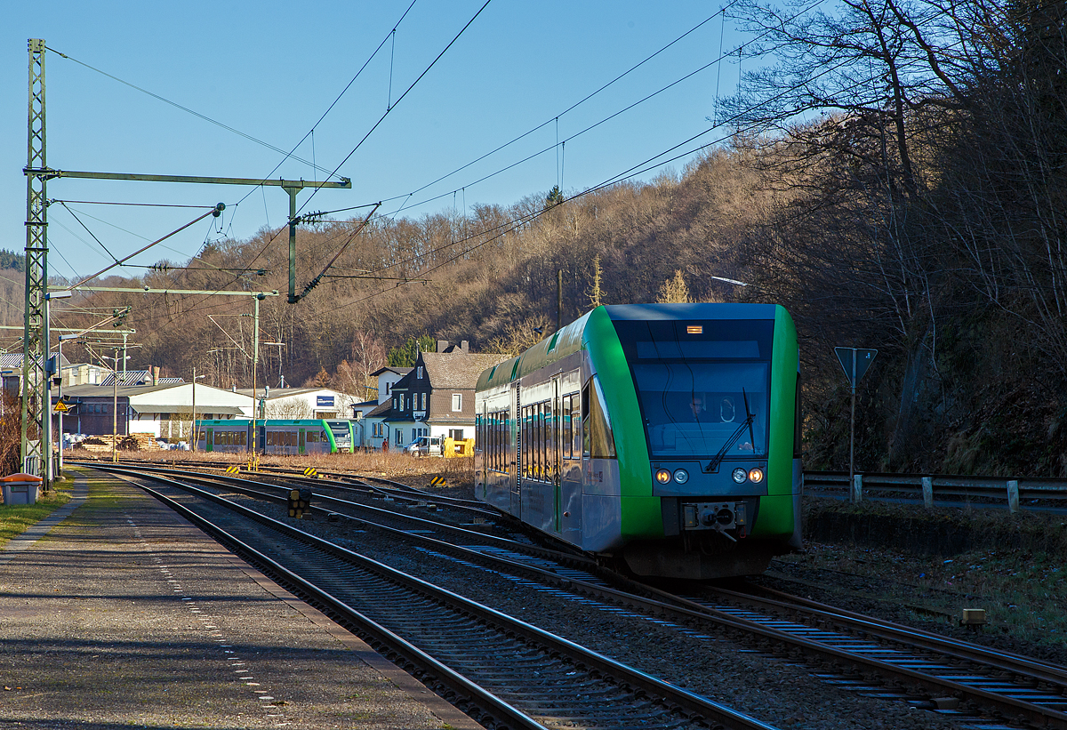 Der eine kommt von der Bindweide, der andere will auf die Bindweide....
Zwei Stadler GTW 2/6 der Westerwaldbahn des Kreises Altenkirchen GmbH (WEBA)  Daadetalbahn  am 28.02.2022 in Scheuerfeld (Sieg).

Hinten beim Kleinbahnhof der WEBA ist der  Daadetalbahn  Stadler GTW 2/6 – VT 117 (95 80 0946 417-2 D-WEBA / 95 80 0646 417-5 D-WEBA / 95 80 0946 917-1 D-WEBA) der auf Betriebsfahrt zum Betriebshof der WEBA nach Steinebach-Bindweide will. 

Während im Vordergrund der  Daadetalbahn  Stadler GTW 2/6 – VT 118 (95 80 0946 418-0 D-WEBA / 95 80 0646 418-3 D-WEBA / 95 80 0946 918-9 D-WEBA) von der Anschlussstelle WEBA aufs DB Gleis in Scheuerfeld (Sieg) rangiert. Da er nun nach Betzdorf (Sieg) will, muss er über den Bü in den DB Hp/Bf Scheuerfeld (Gleis 411) rangieren, bevor er die Fahrtrichtung, in Richtung Betzdorf, wechseln kann.