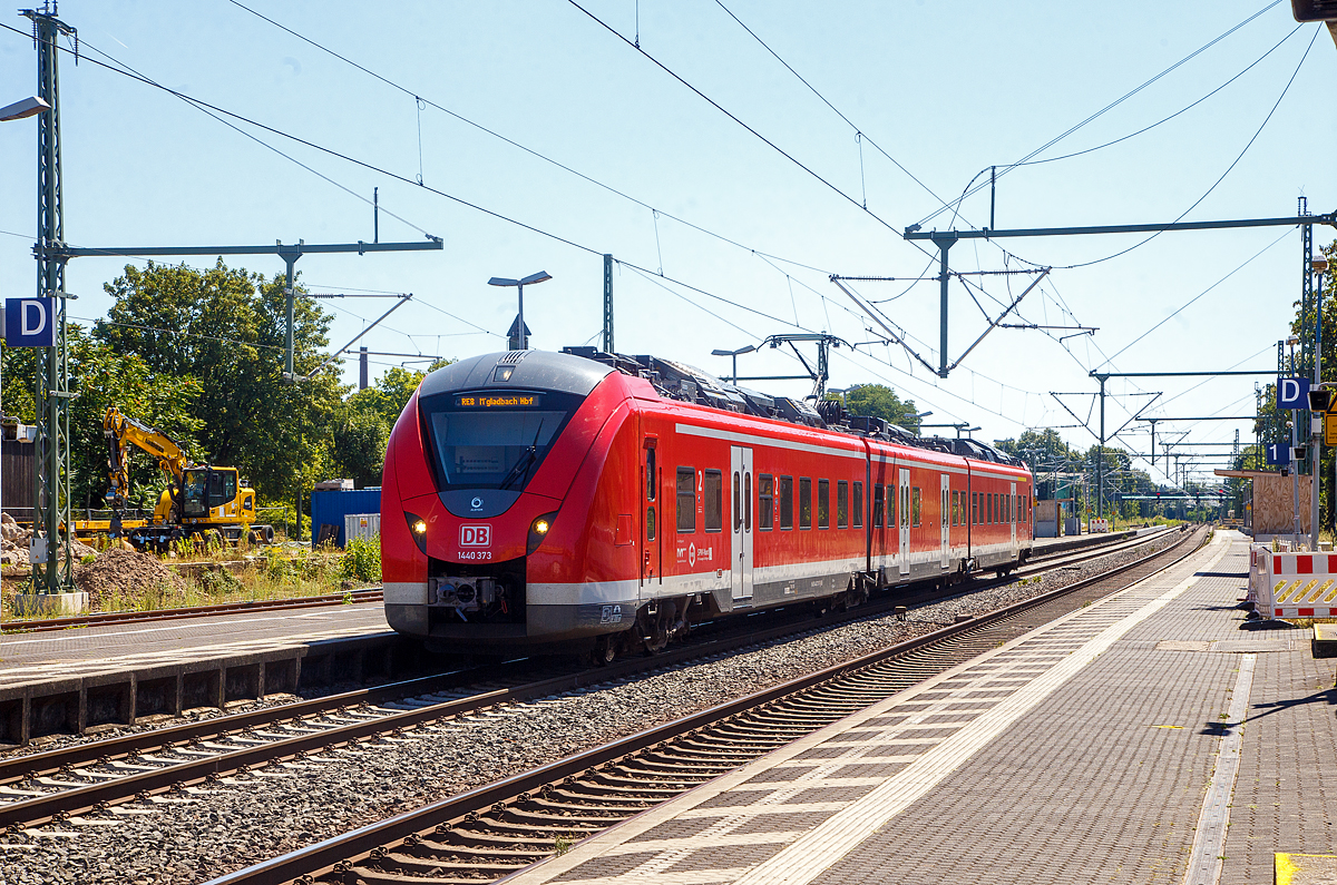 Der kurze dreiteilige Alstom Coradia Continental (mit modifizierten Kopf) 1440 373 / 1441 373 / 1440 873 der DB Regio NRW fährt am 12.08.2022, als RE 8  Rhein-Erft-Express  (Koblenz - Köln - Mönchengladbach), in den Bahnhof Bonn-Beuel ein.

Ab nächsten Montag den 16.08.2022, werden aufgrund der angespannten Personallage durch einen hohen Krankenstand bei DB Regio NRW, fallen alle Züge der Linie RE 8 für 5 Wochen aus. Unter anderem würden viele Beschäftigte wegen Corona ausfallen. Der fünfwöchige Ausfall der Linie solle helfen, den Bahnverkehr insgesamt zuverlässiger zu machen.

Zurück zum Triebzug:
Der Triebzug wurde 2019 von ALSTOM Transport Deutschland GmbH in Salzgitter gebaut.

Die Baureihe 1440 des Typs Coradia Continental wird im S-Bahn-Verkehr und im Regionalverkehr eingesetzt. Die Elektrotriebwagen des Typs Coradia Continental gehören zur Fahrzeugfamilie modularer Nahverkehrstriebzüge aus dem Hause Alstom. Der Coradia Continental ist als drei-, vier-, fünf- oder sechsteiliger Triebwagen erhältlich. Es besteht die Möglichkeit mehrere Fahrzeuge zu einem Zugverband zusammenzukuppeln. Die Baureihe 1440 ist eine Weiterentwicklung der Baureihe 440. Die Fahrzeuge besitzen u.a. einen gegenüber der Baureihe 440 modifizierten Kopf zur Einhaltung der Crash Norm EN 15227. Die Triebwagen sind für eine Bahnsteighöhe von 76 cm ausgelegt. Sie verfügen über geräumige Mehrzweckabteile und behindertengerechte Toiletten. Ausfahrbare Schiebetritte sorgen für eine spaltfreie Überbrückung zwischen Bahnsteig und Türeinstieg.

Fahrzeugdaten der dreiteiligen BR 1440.3 (Regionalbahn-ET):
Hersteller: Alstom Transport Deutschland GmbH, Salzgitter
Spurweite: 1.435 mm
Achsfolge: Bo‘(Bo‘)(Bo‘)Bo‘ in Klammern Jakobs-Drehgestelle
Länge über Kupplung: 56.900 mm
Breite: 2.920 mm
Drehzapfenabstände: 15.500 / 16.400 / 15.500 mm
Achsabstand im Enddrehgestell: 2.400 mm
Achsabstand im Jakobs-Drehgestell: 2.700 mm
Raddurchmesser: 850 (neu) / 780 mm (abgenutzt)
Maximale Höhe (über SO): 4.280 mm
Eigengewicht: 116 t
Minimaler befahrbarer Gleisbogen Werkstatt/Betrieb: 100/150 m
Niederfluranteil: ca. 89 %
Sitzplätze: 154 (davon 12 in der 1. Klasse)
Stromsystem: 15 kV / 16,7 Hz
Höchstgeschwindigkeit: 160 km/h
Nennleistung: 2.000 kW
Anzahl Fahrmotoren: 8
Zugbeeinflussungs-System: LZB / PZB 90
Türen pro Fahrzeugseite: 4
