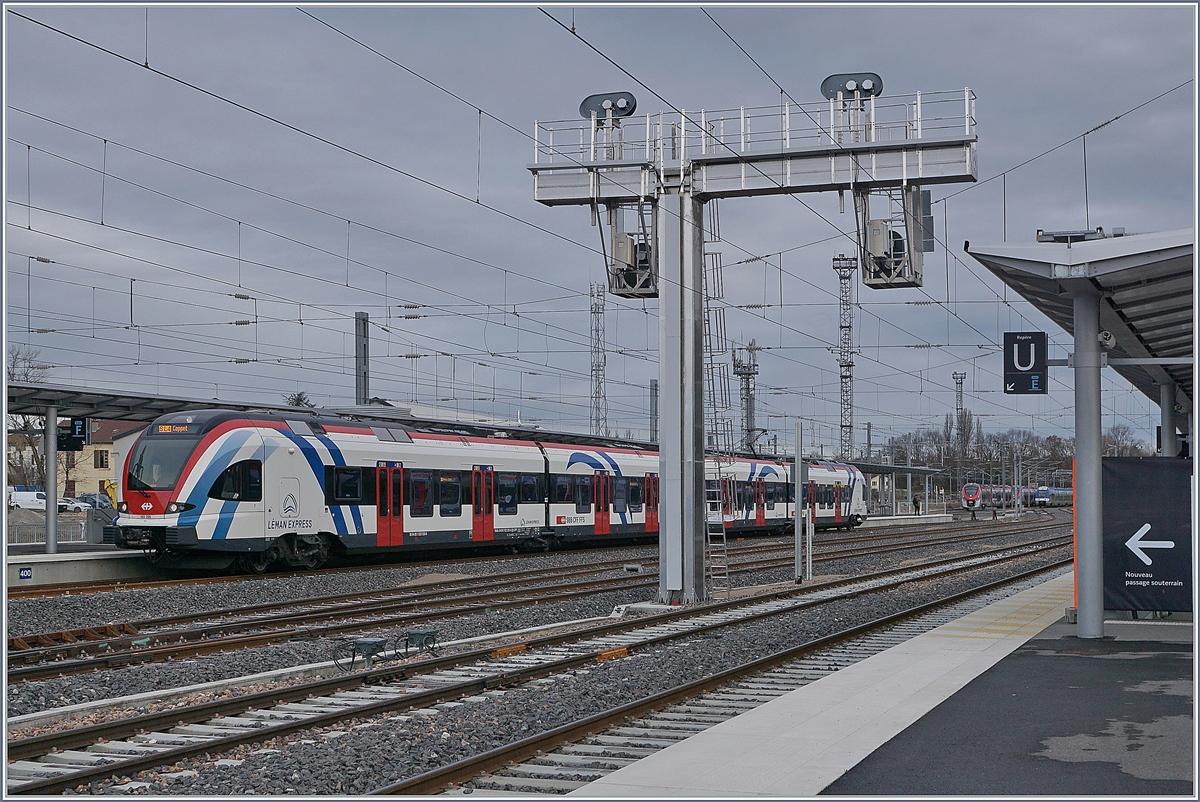 Der LÉMAN EXPRESS am Ziel: Der von Coppet in Annemasse eingetroffene SBB LEX RABe 522 220 wird nach zehn Minuten wieder als SL4 nach Coppet zurückfahren. 

Obwohl schon 1912 beschlossen wurde, eine Bahnlinie von Genève nach Annemasse zu bauen, konnte diese erst 107 Jahre später, am 15. Dez. 2019 eröffnet werden. 

Unter dem Namen LÉMAN EXPRESS fahren die Züge von Coppet via Genève im Viertelstundentakt nach Annemasse und von dort teilweise weiter nach Evian, St-Gervais und Annecy. Zudem die RE von Vevy bzw. St-Maurice die neune Strecken und fahren bis und ab Annemasse. 

15. Dez. 2019