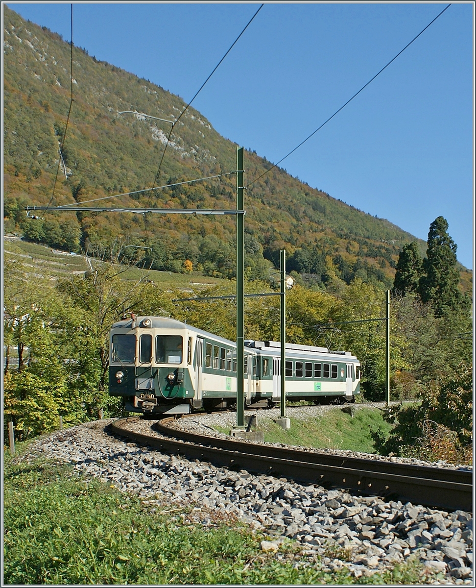 Der LEB Bt 151 und Be 4/4 N° 26 und Bt 151 sind als ASD Regionalzug 436 oberhalb von Aigle unterwegs. 

21. Okt. 2010 