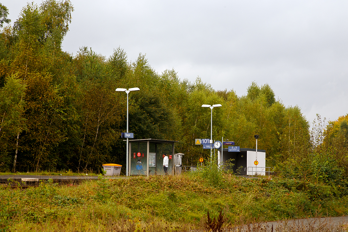 Der letzte Bahnsteig an der Hellertalbahn (KBS 462 / Bahnstrecke Betzdorf–Haiger), ist Gleis 101 im Keilbahnhof Haiger ca bei km 119 (hier aufgenommen vom Bahnsteig 2/3 am 27.09.2021). Ein paar Meter weiter (bei km 119,3) mündet das Gleis in die Dillstrecke (KBS 445) auf der es weiter in Richtung Dillenburg bzw. Gießen geht.

Ursprünglich war es ganz anders,  die Hellertalbahn wurde als Teil der Deutz-Gießener Eisenbahn, zwischen 1859 bis 1862 als Hauptbahn von Köln-Deutz nach Gießen in mehreren Etappen, gebaut. Aufgrund der Verkehrsentwicklung und der militärischen Bedeutung 1870/71 wurde die Strecke 1871 zweigleisig ausgebaut.

Der Niedergang der Hellertalstrecke begann im Jahre 1915, als die durch den Rudersdorfer Tunnel verlaufende Alternative eröffnet wurde. Sowohl der hochwertige Reiseverkehr als auch der Großteil des Güterverkehrs nutzten nunmehr die direkte und günstiger trassierte Dillstrecke in Richtung Gießen und weiter ins Rhein-Main-Gebiet. Ein weiterer Grund war der Niedergang des Siegerländer Erzbergbaus in den 1960er Jahren. Es gab auch mal Überlegungen die Strecke, zwischen Herdorf und Haiger ganz stillzulegen, die aber zum Glück nicht in die Tat umgesetzt wurden.
