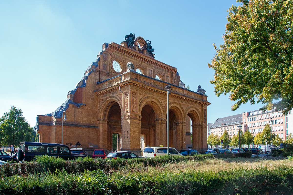 Der letzte erhaltene Rest vom Anhalter Bahnhof (Berlin), das Fragment des Bahnhofsportikus von der Straßenseite am 18.09.2018.

Berlin Anhalter Bahnhof war bis Mitte des 20. Jahrhunderts einer der wichtigsten Fernbahnhöfe in Berlin. Heute wird noch der gleichnamige Bahnhof der unterirdisch verkehrenden Nordsüd-S-Bahn betrieben.

Der Bahnhof war vor dem Zweiten Weltkrieg wichtigste Station für die Verbindungen nach Mittel- und Süddeutschland, Österreich und Italien. Das imposante Bahnhofsgebäude wurde bei den Luftangriffen der Alliierten stark zerstört. Die Reste der Anlagen wurden trotz starker Proteste in der Öffentlichkeit 1959 abgerissen. Heute erinnern das Fragment des Portikus und der unterirdische S-Bahnhof an den einst berühmten Fernbahnhof.

Der Kopfbahnhof lag am Askanischen Platz an der Stresemannstraße in der Nähe des Potsdamer Platzes im Westen des Ortsteils Berlin-Kreuzberg. Das erste Bahnhofsgebäude wurde direkt vor dem damaligen Anhalter Tor der Berliner Zollmauer von der Berlin-Anhaltischen Eisenbahn-Gesellschaft als Endpunkt der Bahnstrecke Berlin–Halle angelegt. Die „Anhalter Bahn“ verband Berlin mit dem Fürsten- bzw. Herzogtum Anhalt, heute Teil des Bundeslandes Sachsen-Anhalt.