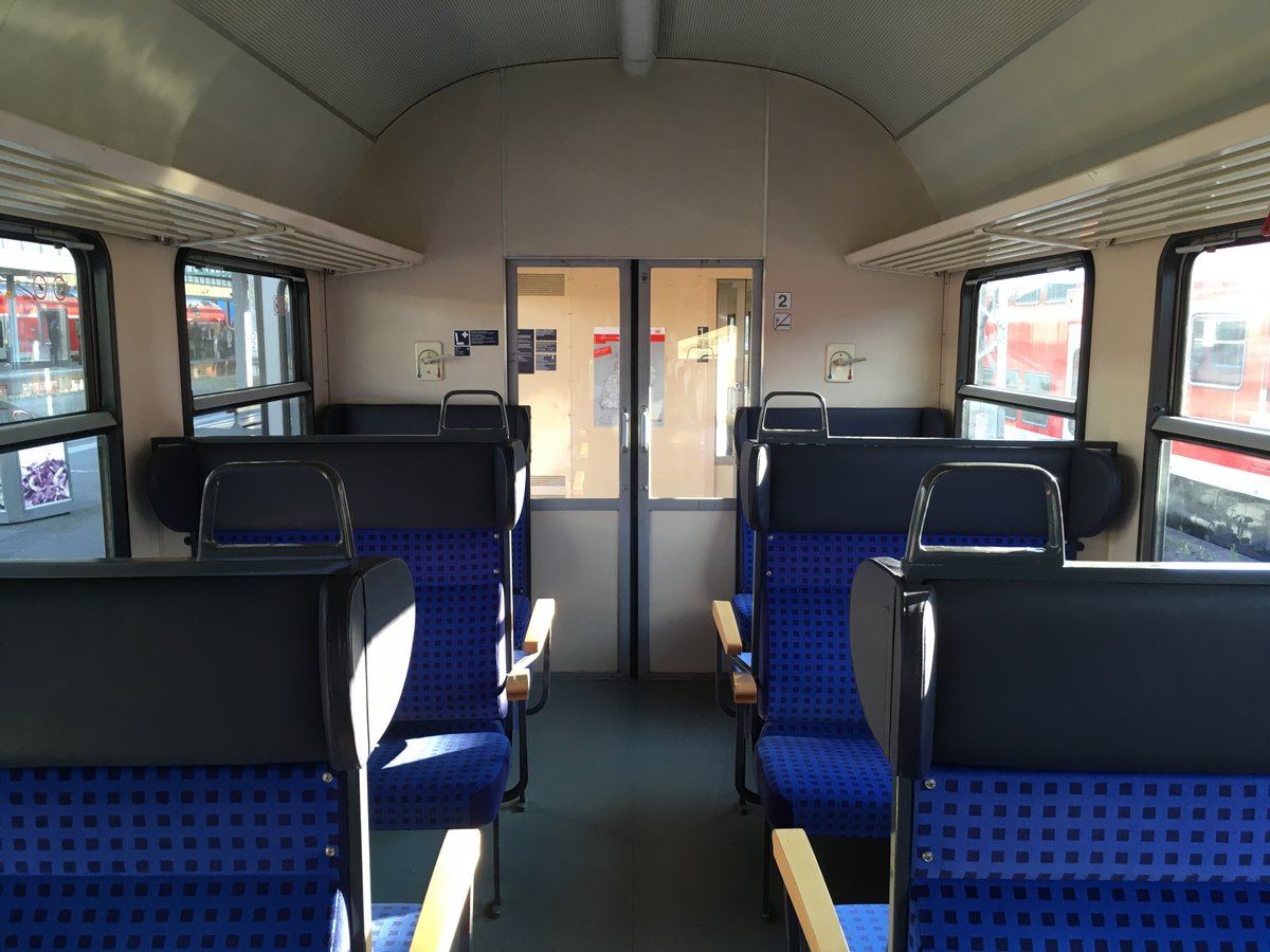 Der letzte Stuttgarter ABnrz 403.4 ist der 31-34 191.
Werfen wir mal einen Blick zurück auf die Vergangenheit dieses Wagens.

Der Hersteller dieses Wagens war das AW Karlsruhe.
Der Wagen wurde am 26.10.1972 Abgenommen als ABnrzb 704.3 und am 06.02.1991 zum ersten mal umgezeichnet und zwar in ABnrzb 772.4.
Wenige Jahre später am 31.01.1993 wurde er ein weiteres mal umgezeichnet, diesmal in  ABnrzb 403.0.
Am 12.07.2001 wurde der Wagen dann noch ein letztes mal umgezeichnet in ABnrz 403.4, wie er sich auch heute noch im Einsatz befindet.
Der Wagen gehört zu Ulm und hat eine gültige Frist vom 20.08.2014.

Seine EBA - Nummer ist 98 A03 D021.
Seine Höchstgeschwindigkeit sit nichts besonderes sondern wie üblich auch 140 Km/h.

Hier ein Blick von dem 2. Klasse Abteil am Ende des Wagens Richtung Einstiegsbereich / 1. Klasse. 