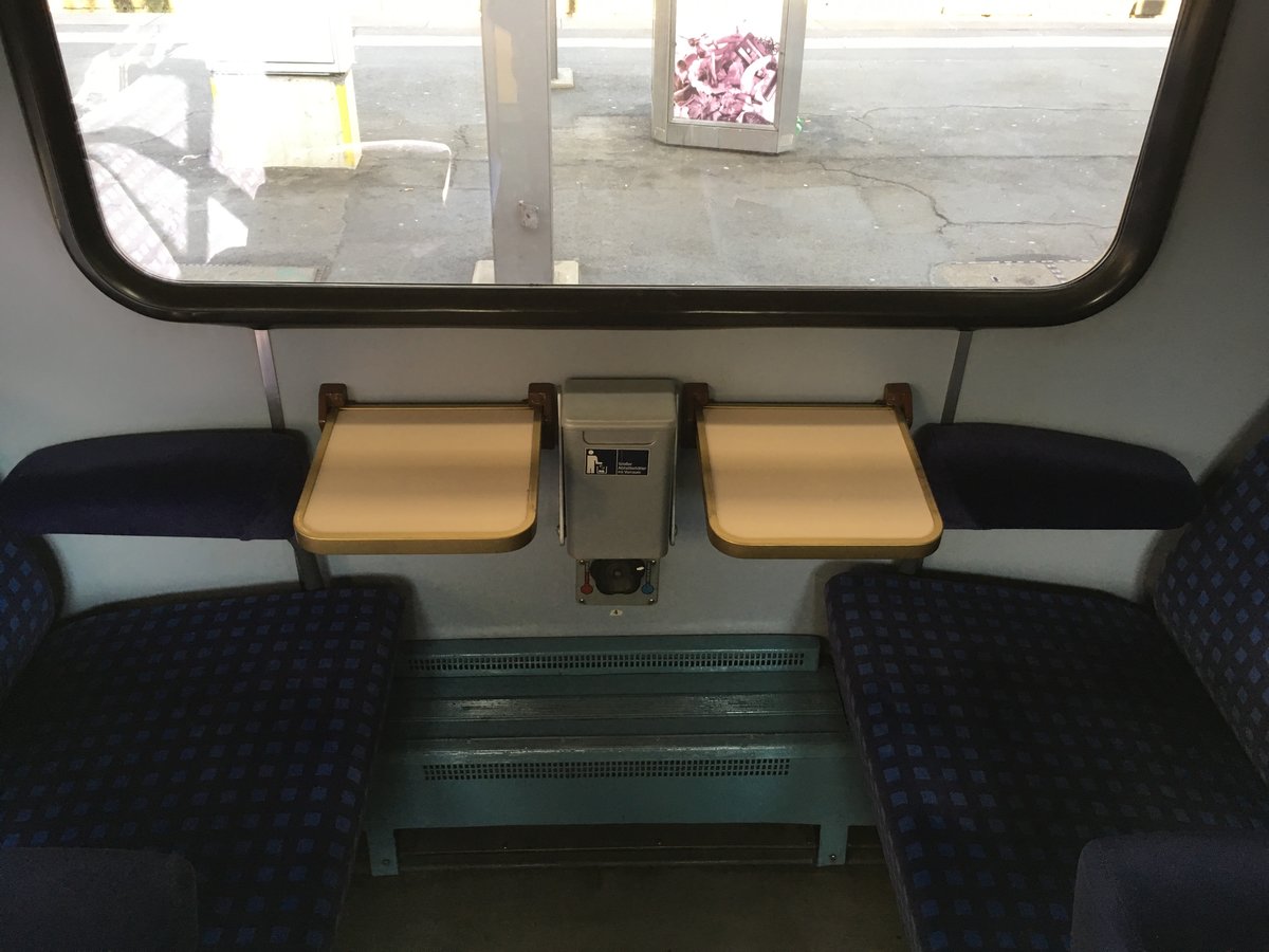 Der letzte Stuttgarter ABnrz 403.4 ist der 31-34 191. 
Werfen wir mal einen Blick zurück auf die Vergangenheit dieses Wagens. 

Der Hersteller dieses Wagens war das AW Karlsruhe.
Der Wagen wurde am 26.10.1972 Abgenommen als ABnrzb 704.3 und am 06.02.1991 zum ersten mal umgezeichnet und zwar in ABnrzb 772.4. Wenige Jahre später am 31.01.1993 wurde er ein weiteres mal umgezeichnet, diesmal in ABnrzb 403.0. 
Am 12.07.2001 wurde der Wagen dann noch ein letztes mal umgezeichnet in ABnrz 403.4, wie er sich auch heute noch im Einsatz befindet.
Der Wagen gehört zu Ulm und hat eine gültige Frist vom 20.08.2014. 

Seine EBA - Nummer ist 98 A03 D021. 
Seine Höchstgeschwindigkeit sit nichts besonderes sondern wie üblich auch 140 Km/h. 

Hier zu sehen die Tische in der 1.Klasse dieses Wagens.
