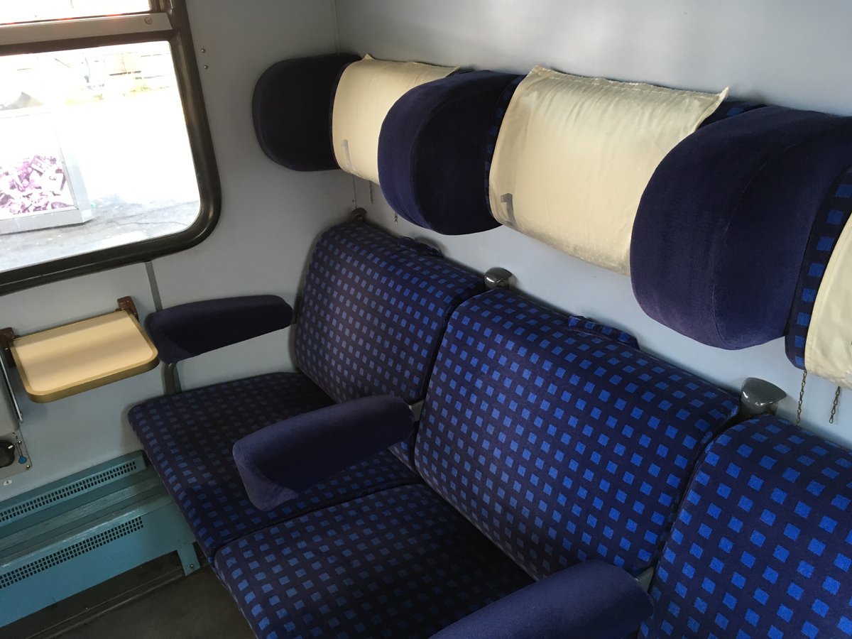 Der letzte Stuttgarter ABnrz 403.4 ist der 31-34 191. 
Werfen wir mal einen Blick zurück auf die Vergangenheit dieses Wagens.

Der Hersteller dieses Wagens war das AW Karlsruhe. Der Wagen wurde am 26.10.1972 Abgenommen als ABnrzb 704.3 und am 06.02.1991 zum ersten mal umgezeichnet und zwar in ABnrzb 772.4. Wenige Jahre später am 31.01.1993 wurde er ein weiteres mal umgezeichnet, diesmal in ABnrzb 403.0. 
Am 12.07.2001 wurde der Wagen dann noch ein letztes mal umgezeichnet in ABnrz 403.4, wie er sich auch heute noch im Einsatz befindet. 
Der Wagen gehört zu Ulm und hat eine gültige Frist vom 20.08.2014.

Seine EBA - Nummer ist 98 A03 D021. 
Seine Höchstgeschwindigkeit ist nichts besonderes sondern wie üblich auch 140 Km/h. 

Hier zu sehen die 1.Klasse Sitze in den noch originalen Abteilen.