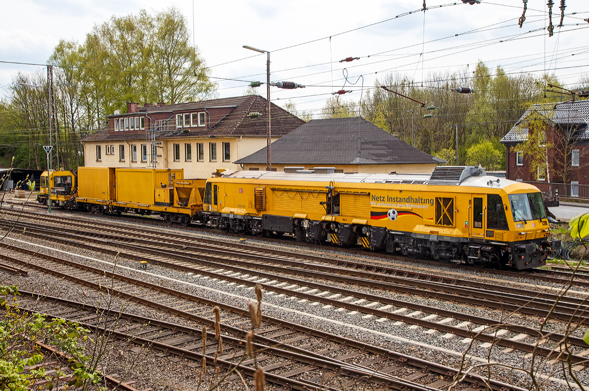
Der LINSINGER Schienenfr�szug SF 03 FFS, Schweres Nebenfahrzeug Nr. D-DB 97 33 07 003 18-4, der DB Netz AG (SFM 601  Da Vinci ), steht am 04.05.2015, mit dem Beiwagen 31 80 390 0 517-4 und dem GAF 100 R (Schweres Nebenfahrzeug Nr. 97 17 50 134 18-3) in Kreuztal. Das GAF 100 R wird als Steuerwagen verwendet.

Auch hochwertige Gleise unterliegen den „normalen“ Verschlei�prozessen. Um die Betriebssicherheit, die Betriebskosten und den Fahrkomfort dauerhaft zu gew�hrleisten und gering zu halten, m�ssen sie in regelm��igen Abst�nden wieder „in Form“ gebracht werden bzw. der Schienenkopf reprofiliert werden. Damit der Aufwand und die betrieblichen St�rungen f�r das Reprofilieren gering gehalten werden kann, werden diese hochmodernen Fr�sz�ge eingesetzt. Die Bearbeitungsgeschwindigkeit liegt bei 8 bis 25 m/min, je dem wie viel abgefr�st werden muss. Die Bearbeitungsgenauigkeit liegt bei:
Querprofilgenauigkeit +/- 0,1 mm  
L�ngsprofilgenauigkeit 0,05 mm  
Oberfl�chenqualit�t Ra = ca. 3�m

Weitere Vorteile des Fr�sens sind:
Kein Funkenflug bei der Bearbeitung 
0,3 - 3 mm Fr�stiefe in einem Durchlauf bzw. �berfahrt 
Fahrkante als Bezugskante w�hlbar 
H�henkopierung zur Minimierung der L�ngswelligkeit 
Profilform durch unterschiedliche Fr�sformwerkzeuge �nderbar 
Bearbeitungsgeschwindigkeit bis zu 25 m/min 
Abrollger�usch des Rades auf der Schiene unter 46 dbA

Technische Daten das Fr�szuges 97 33 07 003 18-4 DB Netz SFM 601:    
Bauart: SF 03 FFS      
Hersteller: LINSINGER Maschinenbau Ges. m.b.H., Steyrerm�hl, �sterreich
Fabriknummer: 3722-001     
Baujahr: 2004  
Spurweite: 1.435 mm (Normalspur)
Achsformel: Co´Co´    
L�nge �ber Puffer:  23.800 mm
Drehzapfenabstand: 15.300 mm     
Eigengewicht:  120 t 
Radsatzfahrmasse: 20 t    
H�chstgeschwindigkeit: 100 km/h (Eigenantrieb oder geschleppt)
Zur Mitfahrt zugel Personen: 4 
Zugelassen f�r Streckenklasse: CE und h�her und CM4
Kleister befahrbarer Gleisbogen: R 150 m
EBA-Nummer: EBA 02 K 12 B 002       
Anzahl der Bearbeitungseinheiten (Fr�seinheiten): links und rechts je 3 St�ck
Durchmesser der Messerk�pfe (Fr�ser): 600 mm

Technische Daten Beiwagen 31 80 390 0 517-4:
L�nge �ber Puffer: 20.000 mm
�u�ere Achsabstand: 18.500 mm
Eigengewicht: 24.730 kg

Technische Daten von dem GAF 100 R (97 17 50 134 18-3)
Hersteller: GBM (Gleisbaumechanik Brandenburg/H. GmbH)
Fabriknummer:  52.1.108 
Baujahr: 1996
Achsfolge: B
L�nge �ber Puffer: 9.100 mm
Achsabstand: 4.800 mm
H�chstgeschwindigkeit (Hg): 100 km/h
Eigengewicht: 16 t
Zul. Anh�ngelast: 40 t, bzw. 80 t mit Regelzugeinrichtung dann Hg max. 60 km/h
Nutzlast : 5,0 t
Zur Mitfahrt zugel. Personen: 7
EBA-Nummer: EBA 96 P01 N007
Der Antrieb des zweiachsigen Fahrzeuges erfolgt von einem 6 Zylinder, wassergek�hlten MAN D 0826 LOH 07 Dieselmotor mit 169 kW (230 PS) Leistung �ber Lastschaltwendegetriebe auf die Radsatzgetriebe. 

Es ergibt sich eine gesamte Zugl�nge von 52,9 m (23.8 + 20 + 9.1 m)