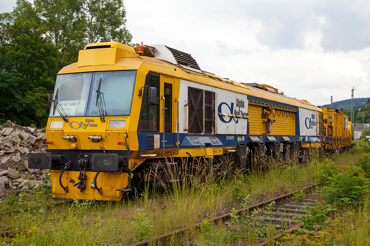 Der LINSINGER Schienenfr�szug SF 03 FFS, Schweres Nebenfahrzeug Nr. 99 80 9427 019-1 D-ALPHA (ex 97 33 07 502 18-5), der Alpha Rail Team GmbH & Co. KG, Berlin, ist am 11.06.2010, mit dem Materialwagen 31 80 D-ALPHA 399 8 079-6 Res und dem ex Motorturmwagen BRX 535, Schweres Nebenfahrzeug Nr. 99 80 9486 002-5 D-ALPHA (ex 97 99 02 501 18-2) in Betzdorf (Sieg) abgestellt. Der ehemalige (umgebaute) Motorturmwagen BRX 535 wird als Steuerwagen verwendet, zudem dient er als Aufenthalts-, Werkstatt- und Ger�tewagen.

Technische Daten des Schienenfr�szug SF 03 FFS, (99 80 9427 019-1 ):
Hersteller: LINSINGER Maschinenbau Ges. m.b.H., Steyrerm�hl, �sterreich
Fabriknummer: 3721-001     
Baujahr: 2004  
Spurweite: 1.435 mm (Normalspur)
Achsformel: Co´Co´    
L�nge �ber Puffer:  23.800 mm
Drehzapfenabstand: 15.300 mm
Achsabstand im Drehgestell: 1.800 / 1.800 mm
Treibraddurchmesser: 1.000 mm (neu) / 960 mm (abgenutzt)
Eigengewicht:  120 t 
Radsatzfahrmasse: 20 t  
Zul. Anh�ngelast: 60 t
H�chstgeschwindigkeit: 100 km/h (Eigenantrieb oder geschleppt)
Zur Mitfahrt zugel .Personen: 4 
Zugelassen f�r Streckenklasse: CE und h�her und CM4
Kleister befahrbarer Gleisbogen: R 150 m
EBA-Nummer: EBA 02 K 12 B 001 