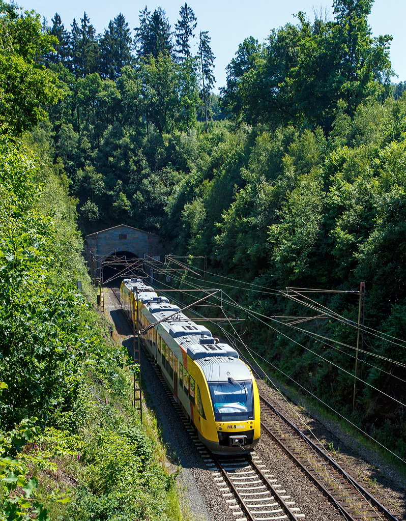 
Der LINT 68 ;-) der HLB (Hessischen Landesbahn) hat gerade (am 02.07.2015) den 2.652m langen Rudersdorfer Tunnel verlassen und fährt als RB 95   Sieg-Dill.Bahn  Dillenburg - Siegen - Au/Sieg in Richtung Siegen, nächster Halt ist Rudersdorf/Kr. Siegen (Wilnsdorf-Rudersdorf).
Es sind dies der VT 267  (95 80 0648 167-4 D-HEB / 95 80 0648 667-3 D-HEB) ein Alstom Coradia LINT 41 gekuppelt mit dem VT 203 (95 80 0640 103-7 D-HEB) ein Alstom Coradia LINT 27.