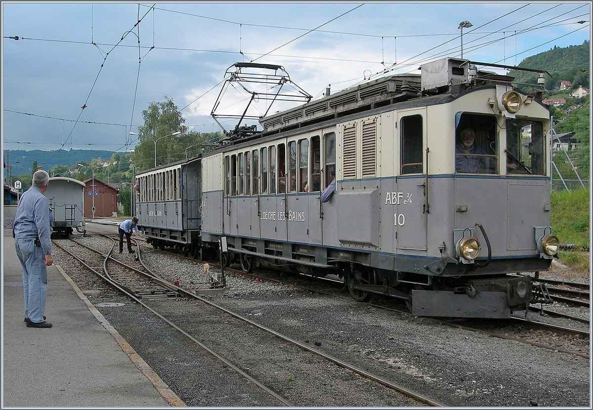 Der LLB (Leuk-Leukerbad Bahn) mit der nicht ganz stimmigen Bezeichnung ABFe 2/4 N° 10 bei der Blonay-Chamby Bahn in Blonay. 

21. Juli 2018