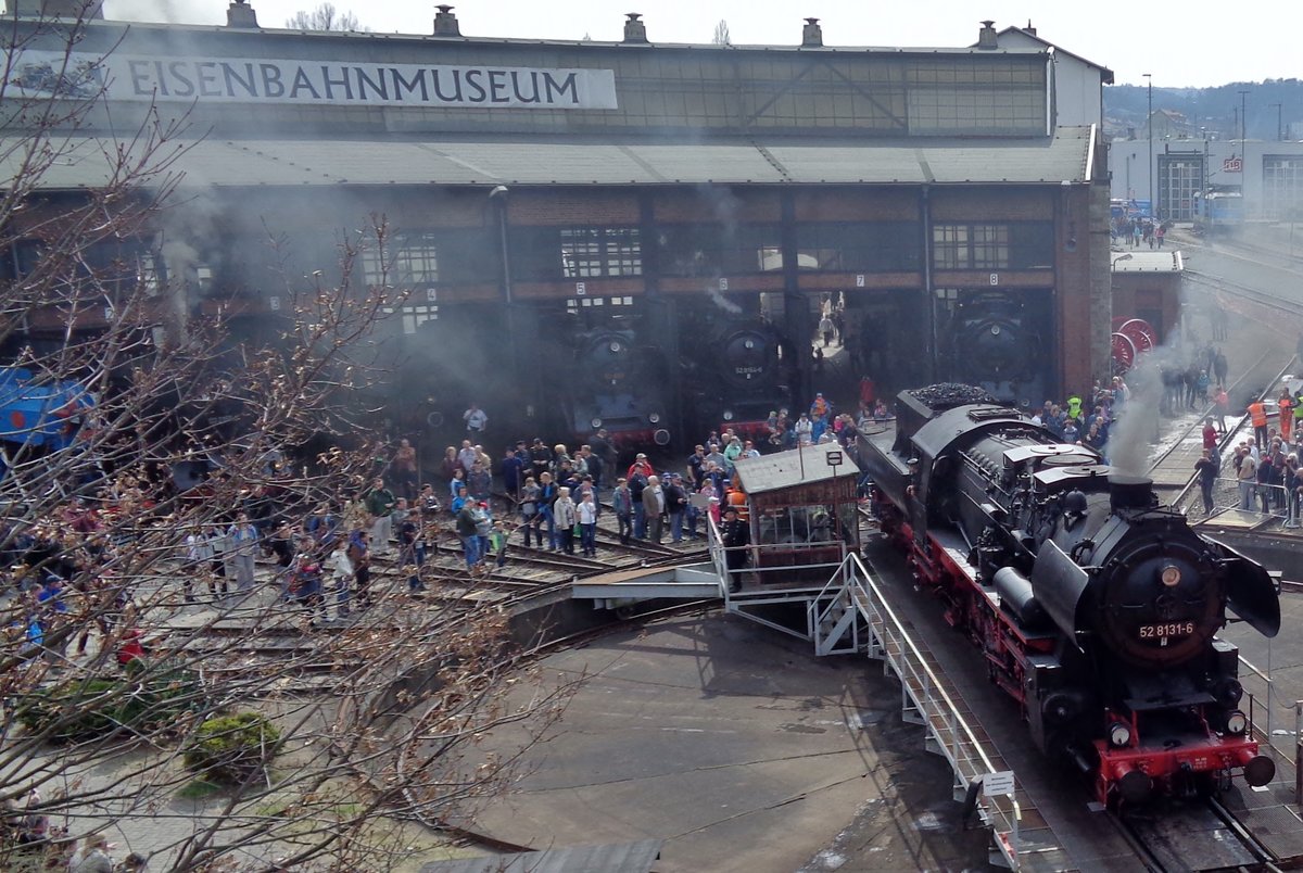 Der Lokschuppen von Dresden-Altstadt zieht Publikum und 52 8131 am 8 April 2018. 