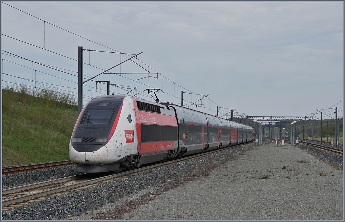 Der Lyria TGV 4719 ist als SNCF TGV 6703 von Paris nach Mulhouse unterwegs und verl�sst den TGV Bahnhof Belfort Montbeliard.

4. April 2019