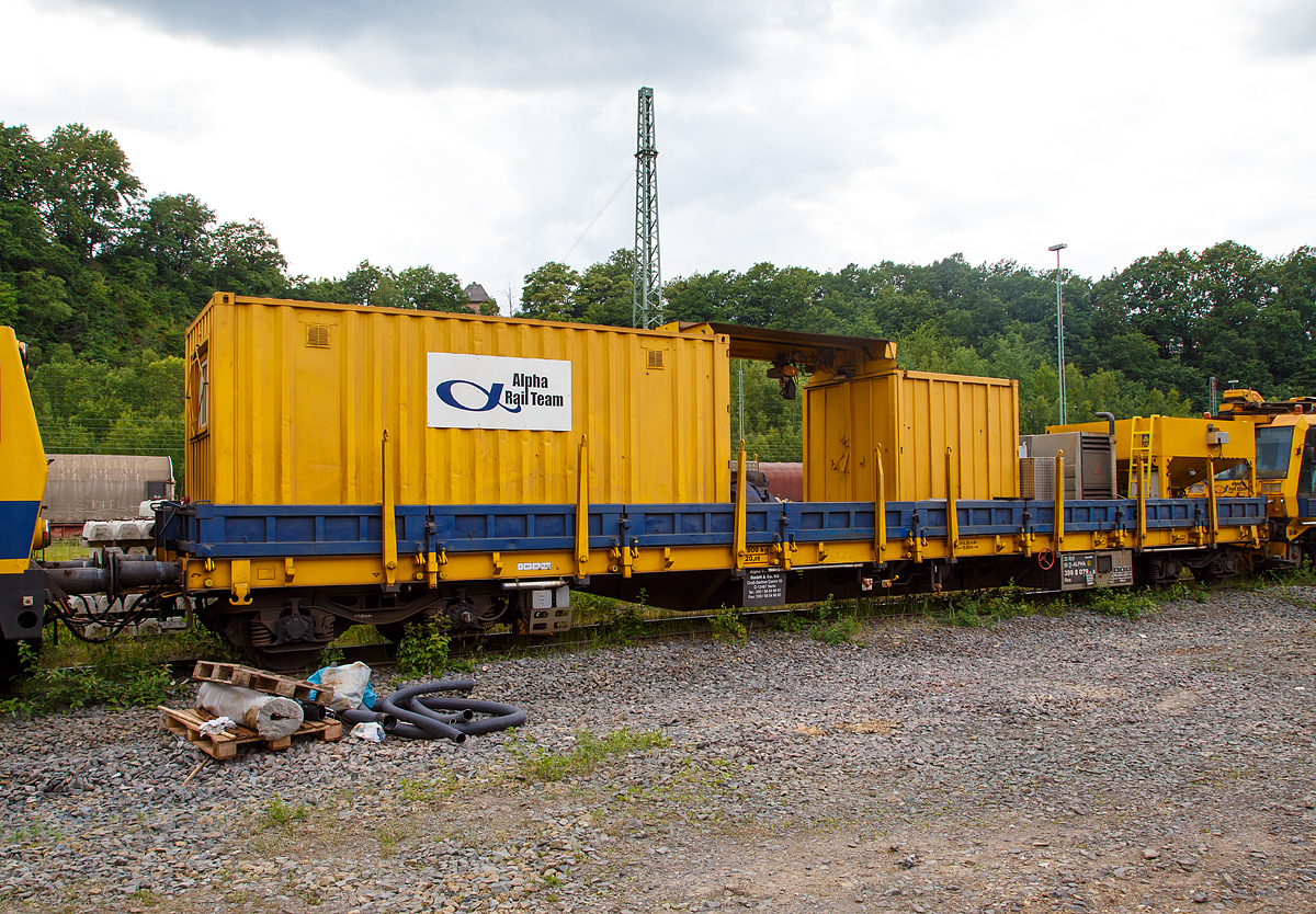 
Der Materialwagen 31 80 D-ALPHA 399 8 079-6 Res zur LINSINGER Schienenfräszug SF 03 FFS, Schweres Nebenfahrzeug Nr. 99 80 9427 019-1 D-ALPHA (ex 97 33 07 502 18-5), der Alpha Rail Team GmbH & Co. KG, Berlin, abgestellt am 11.06.2016 in Betzdorf (Sieg).

TECHNISCHE DATEN:
Spurweite: 1.435 mm (Normalspur)
Wagenbauart: Drehgestell-Flachwagen
Gattung: Res
Anzahl der Achsen: 4 in zwei Drehgestellen
Länge über Puffer: 19.900 mm
Drehzapfenabstand: 14.860mm
Achsabstand im Drehgestell: 1.800 mm
Größe der Ladefläche: 49,0 m²
Eigengewicht: 22.800 kg
Nutzlast: max. 57 t (Streckenklasse C)
Höchstgeschwindigkeit: 100 km/h (120 km/h leer)
