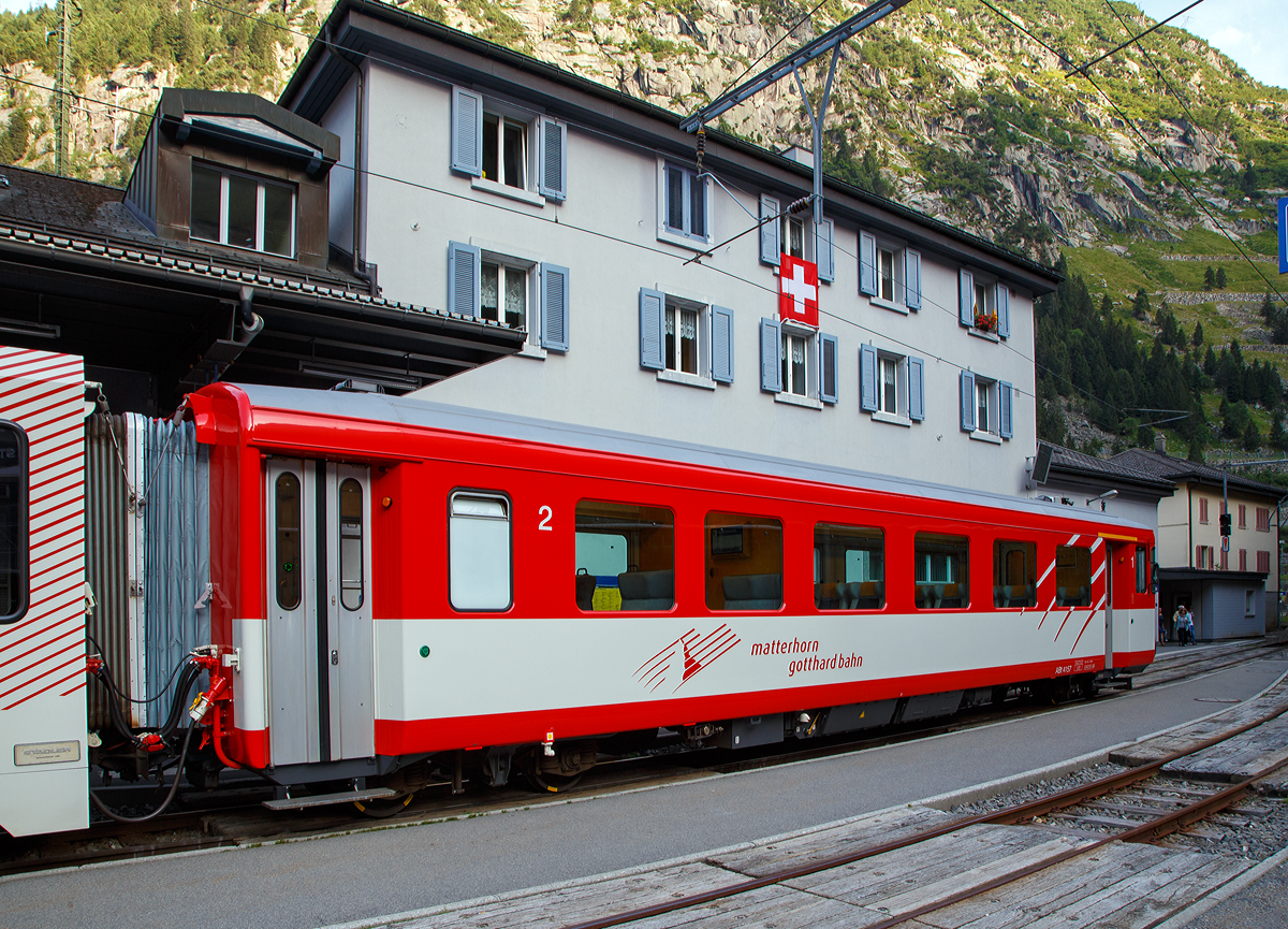 Der MGB 1./2. Klasse Steuerwagen ABt 4157 am 01.08.2019 im Bahnhof G�schenen im Zugverband.

Der Steuerwagen wurde 1980 von SIG (mech.) und BBC (elektr.) gebaut.

Technische Daten:
Spurweite: 1.000 mm
L�nge �ber Puffer 17.910 mm
Drehgestelle: SIG-S
Eigengewicht: 15,8 t
Sitzpl�tze: 24 in der 1. und 15 in der 2. Klasse (30 Stehpl�tze)
Zul. H�chstgeschwindigkeit: 90 km/h
Zugelassen f�r Netz der: MGB und RhB 