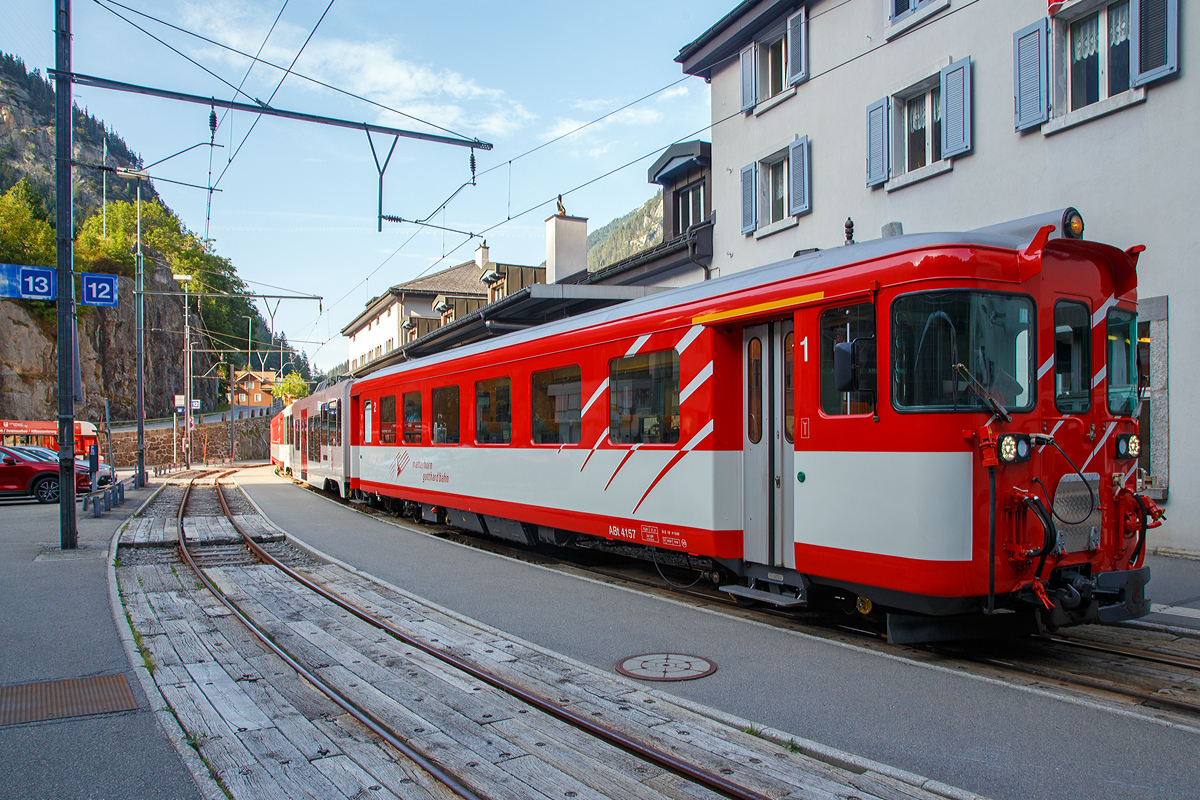 Der MGB 1./2. Klasse Steuerwagen ABt 4157 am 01.08.2019 im Bahnhof G�schenen im Zugverband der Sch�llenenbahnzug.

Der Steuerwagen wurde 1980 von SIG (mech.) und BBC (elektr.) gebaut.

Technische Daten:
Spurweite: 1.000 mm
L�nge �ber Puffer 17.910 mm
Drehgestelle: SIG-S
Eigengewicht: 15,8 t
Sitzpl�tze: 24 in der 1. und 15 in der 2. Klasse (30 Stehpl�tze)
Zul. H�chstgeschwindigkeit: 90 km/h
Zugelassen f�r Netz der: MGB und RhB 