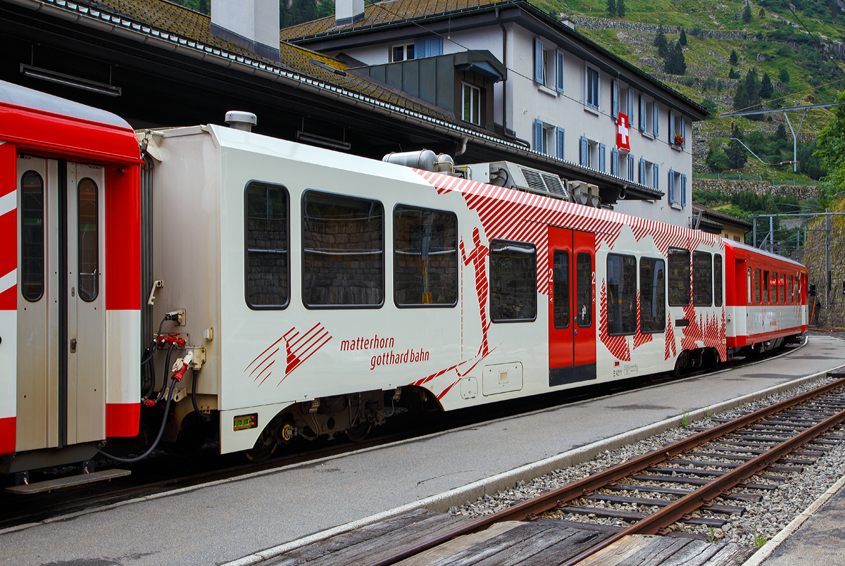 Der MGB 2. Klasse Stadler Niederflur-Zwischenwagen B 4211 am 02.08.2019 im Bahnhof G�schenen im Zugverband.

Stadler baute 2013 f�r die Matterhorn-Gotthard-Bahn elf dieser klimatisierten Niederflurwagen B 4211 bis 4221, mit denen die Regionalz�ge behindertengerecht gemacht wurden. Die neuen Wagen sind am wei�en Anstrich mit Wintersportmotiven zu erkennen.

Technische Daten:
Spurweite: 1.000 mm
L�nge �ber Puffer 18.280 mm
Drehzapfenabstand: 12.830
Achsabstand im Drehgestell: 1.800 mm
Laufraddurchmesser: 685 mm (neu) / 635 mm (abgenutzt)
L�nge Wagenkasten: 17.480 mm
Breite Wagenkasten: 2.650 mm
H�he �ber SOK: 3.780 mm
Eigengewicht: 17,9 t
Einstiegsh�he (Schiebetritt): 380 mm
Fu�bodenh�he: 440 mm (NF) / 940 mm (HF) 
Lichte Einstiegsbreite: 1.600 mm 
Sitzpl�tze: 48 und 7 Klappsitze in der 2. Klasse (37 Stehpl�tze)
Zul. H�chstgeschwindigkeit: 90 km/h
Zugelassen f�r Netz der: MGB 
