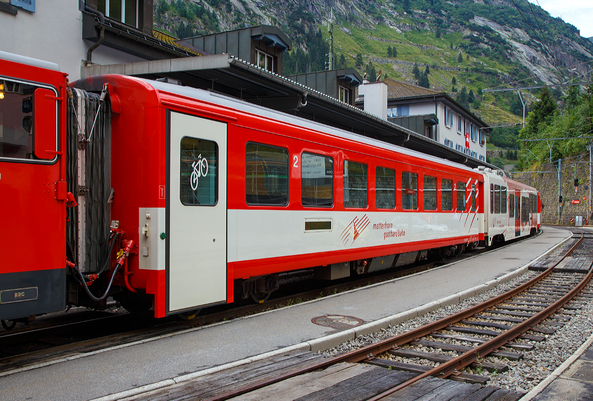 Der MGB 2. Klasse Wagen B 4273 am 02.08.2019 im Bahnhof G�schenen im Zugverband.

Der Wagen wurde 1980 von SIG gebaut.

Technische Daten:
Spurweite: 1.000 mm
L�nge �ber Puffer 16.910 mm
Drehgestelle: SIG-S
Eigengewicht: 15,7 t
Sitzpl�tze: 48 in der 2. Klasse (30 Stehpl�tze)
Zul. H�chstgeschwindigkeit: 90 km/h
Zugelassen f�r Netz der: MGB und RhB
