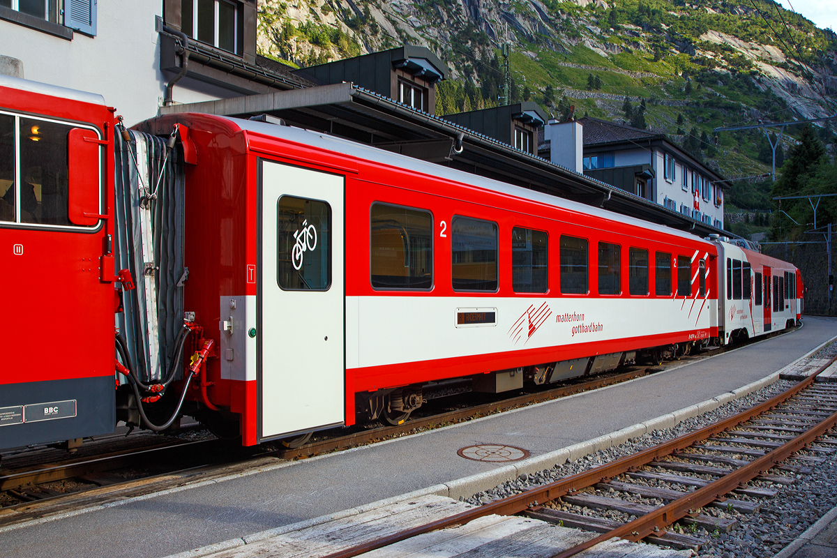 Der MGB 2. Klasse Wagen B 4274 am 01.08.2019 im Bahnhof G�schenen im Zugverband.

Der Wagen wurde 1980 von SIG gebaut.

Technische Daten:
Spurweite: 1.000 mm
L�nge �ber Puffer 16.910 mm
Drehgestelle: SIG-S
Eigengewicht: 15,7 t
Sitzpl�tze: 48 in der 2. Klasse (30 Stehpl�tze)
Zul. H�chstgeschwindigkeit: 90 km/h
Zugelassen f�r Netz der: MGB und RhB
