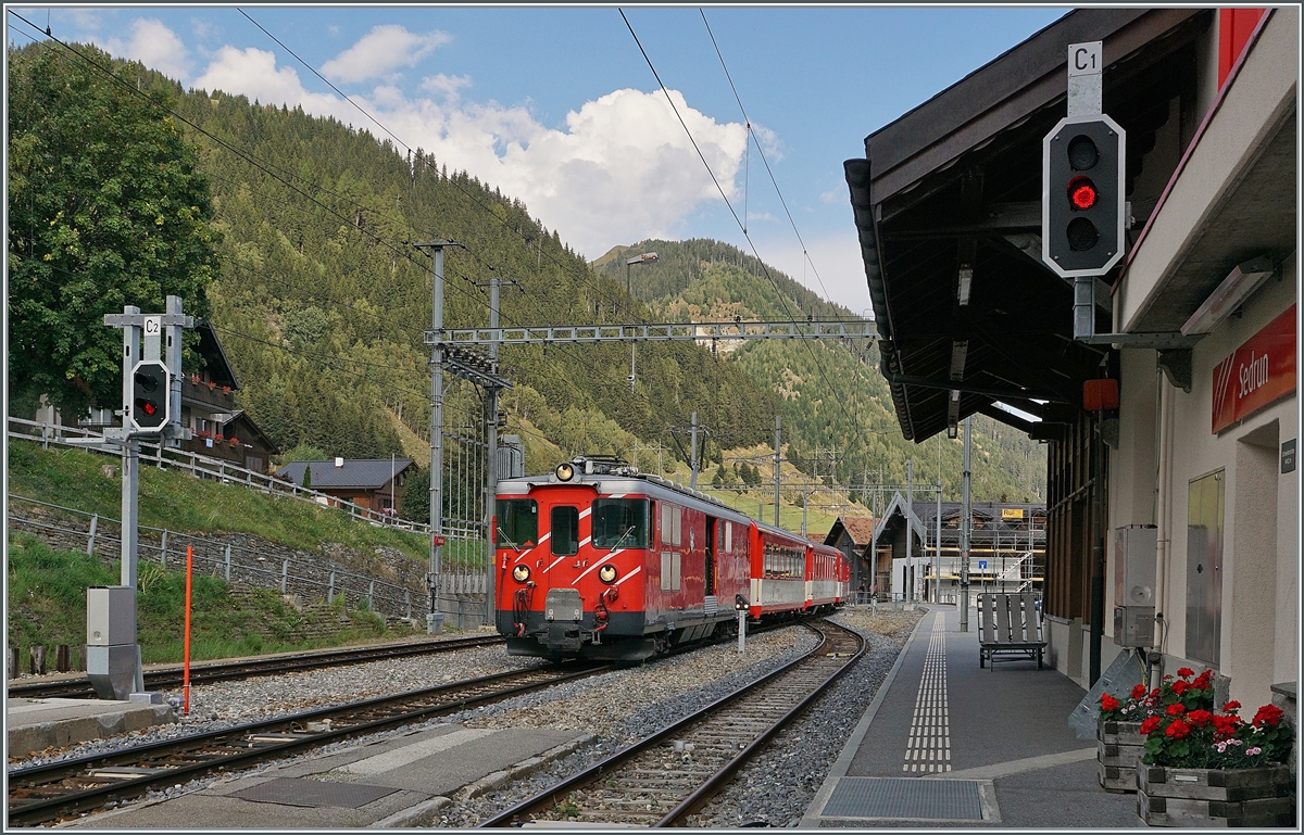 Der MGB Deh 4/4 23 erreicht mit seinem Regionalzug von Disentis nach Andermatt den Bahnhof von Sedrun.

16. Sept. 2020