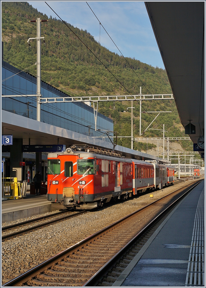 Der MGB Deh 4/4 mit seinem Regionalzug 218 von Zermatt nach Brig beim Halt im Bahnhof von Visp. Die Nummer des Deh 4/4 konnte ich im nachhinein nicht ausfindig machen, ebenso erlaubt der Blickwinke nicht, das Wappen auf dem Triebwagen zu erkennen. 

31. August 2019