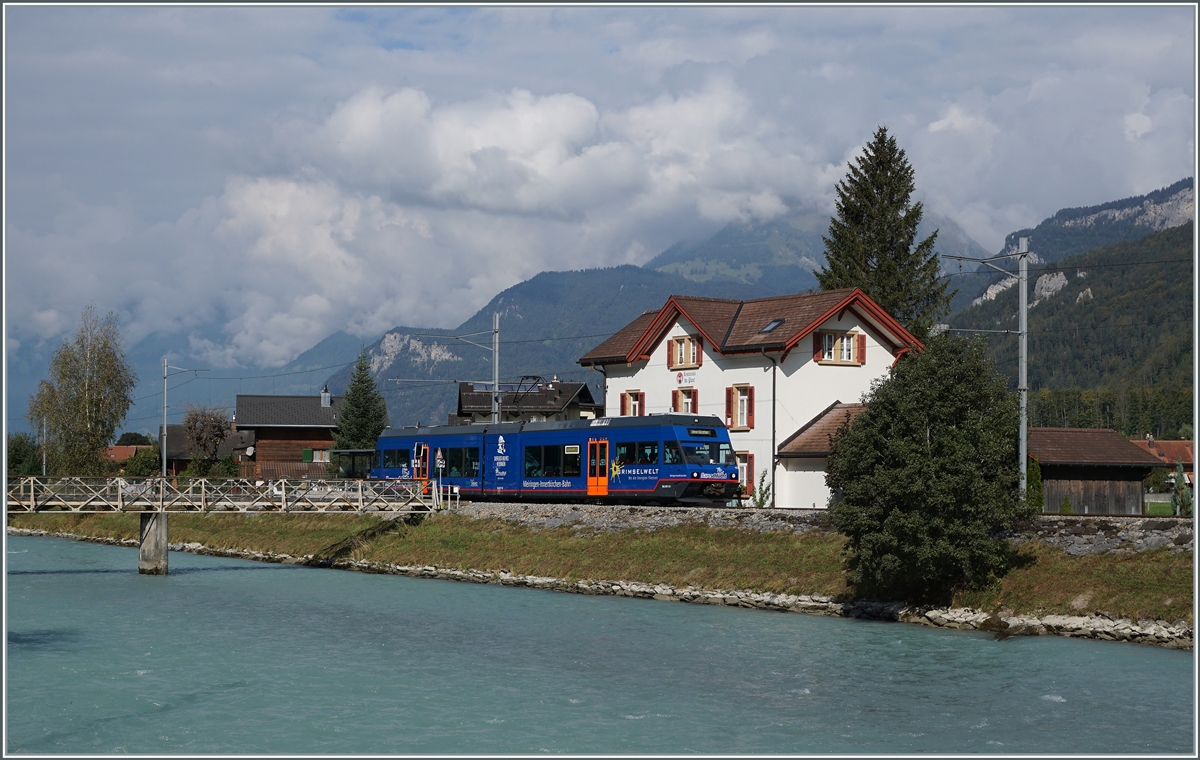 Der MIB Be 2/6 N° 13 ( ex CEV Be 2/6 7004  Montreux  und künftiger Zentralbahn Be 125 013) zeigt sich in bei der Haltestelle Aareschlucht West auf seiner Fahrt von Meiringen nach Innertkrichen. 

22. Sept. 2020