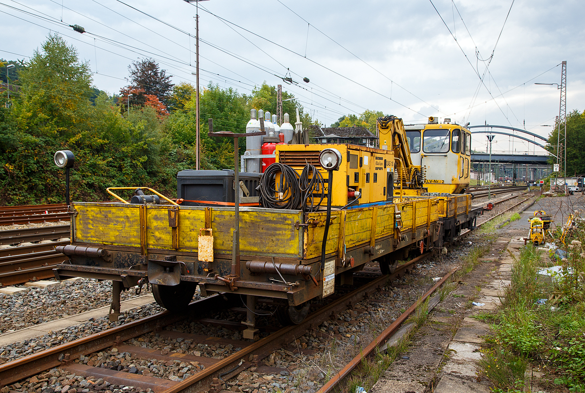 Der mit Gleisbaumaterial beladenen Gleiskraftwagenanhänger Kla 03, Bauart 031, Kleinwagen Nr. 03-0568 5 der ELG GmbH Eisenbahn-Logistik Gesellschaft, ex DB 03-0568 ist am 24.09.2017, mit dem Klv 53 in Kreuztal abgestellt.

Der Anhänger wurde 1975 von Schöma unter der Fabriknummer 4003gebaut und an die DB geliefert. Er wurde ELG GmbH Eisenbahn-Logistik Gesellschaft in Essen verkauft. 

TECHNISCHE DATEN: 
Spurweite: 1.435 mm 
Eigengewicht: 4,2 t
Nutzlast: 10,0 t
Länge über Kupplung: 6.400 mm
Achsabstand: 3.800 mm
Raddurchmesser: 700 mm (neu)
Höchstgeschwindigkeit: 70 km/h  
