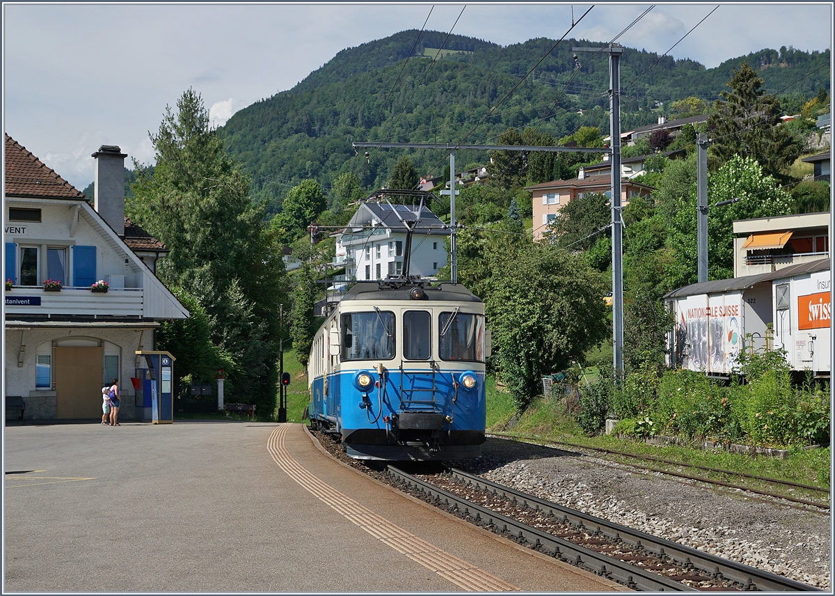 Der MOB ABDe 8/8 4001 SUISSE fährt als Leermaterialzug nach Chernex in Fontanivent durch. In Chernex wird der Triebwagen wenden und als Regionalzug 2347 nach Montreux zurück fahren. 
21. Juni 2018