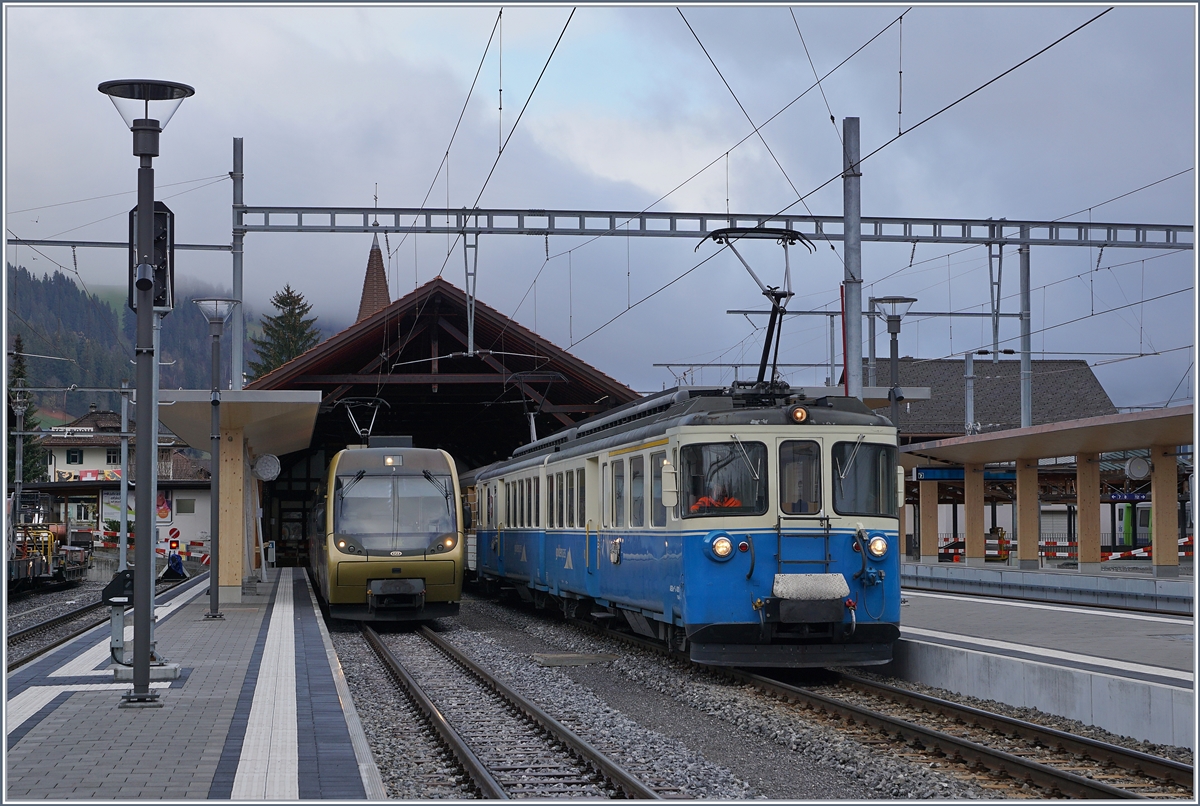 Der MOB ABDe 8/8 4001 SUISSE wartet mit seinem REgioalzug nach Montreux in Zweisimmen auf die baldige Abfahrt.

30. Okt. 2017