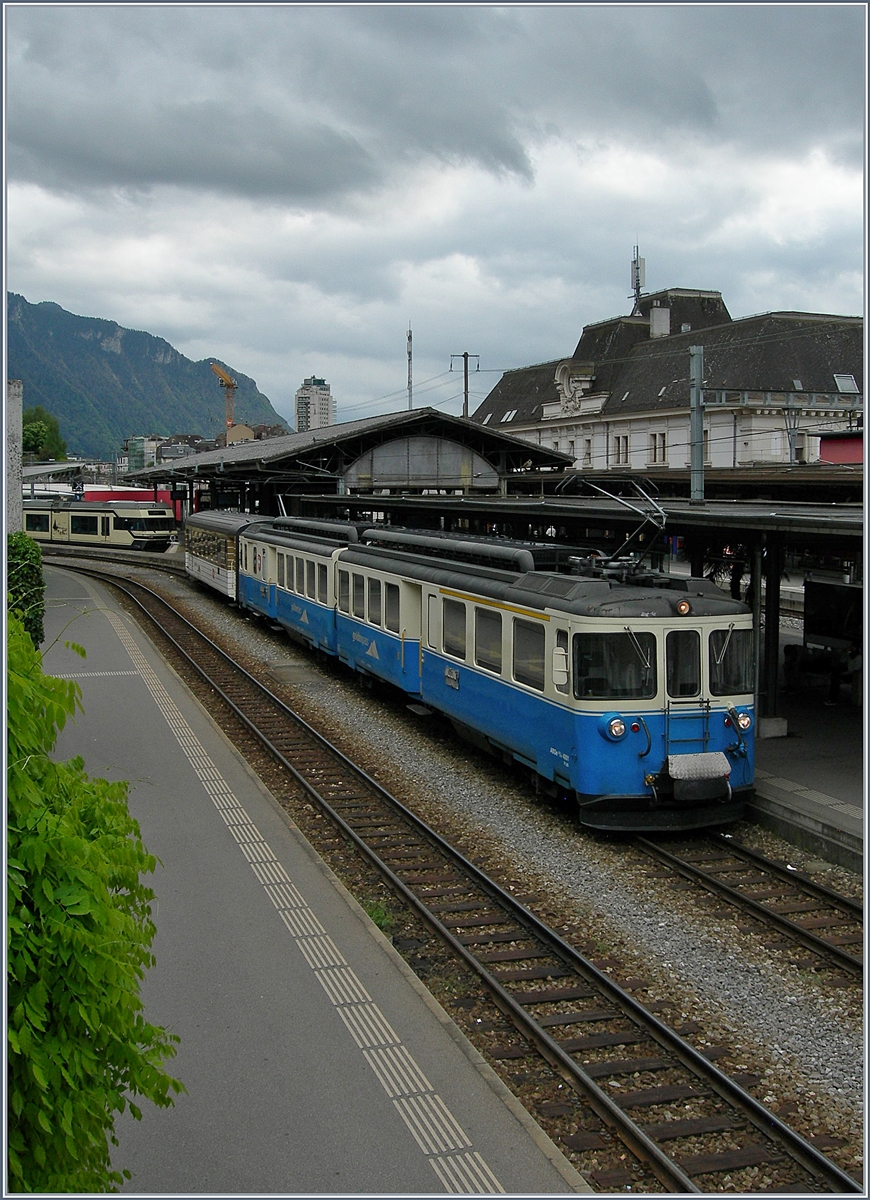 Der MOB ABDe 8/8 4001 SUISSE und ein Reisezugwagen sind als kurzer Regionlazug in Montreux eingetroffen.

16. April 2019