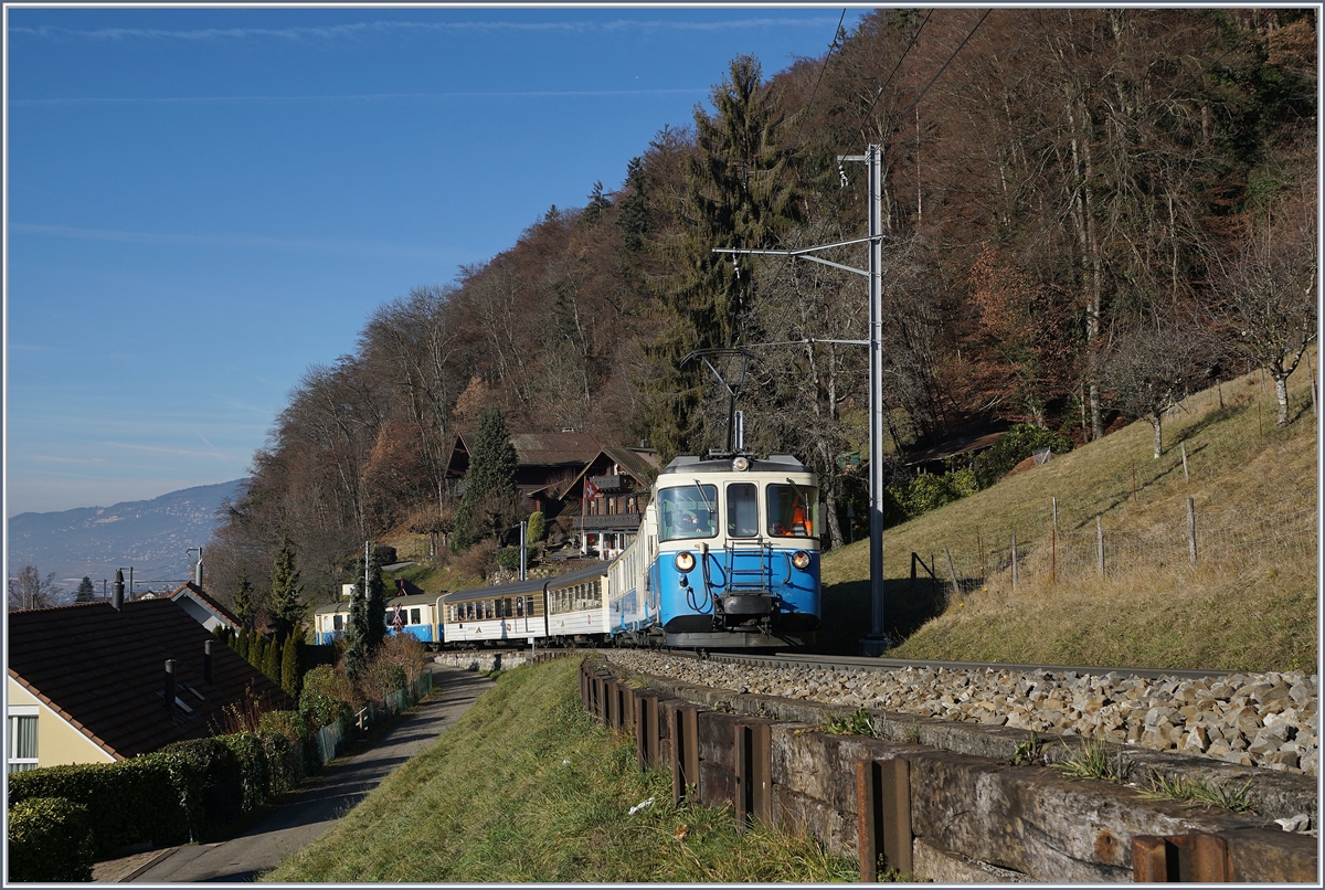 Der MOB ABDe 8/8 4002  Vaud  mit seien Regionalzug 2224 auf dem Weg von Montreux nach Zweisimmen oberhalb von Chernex.
8. Dez. 2016 