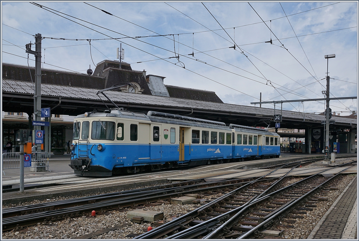 Der MOB ABDe 8/8 4002 VAUD wartet in Montreux auf die Abfahrt als Regionalzug 2332 nach Chernex. 
19. August 2019