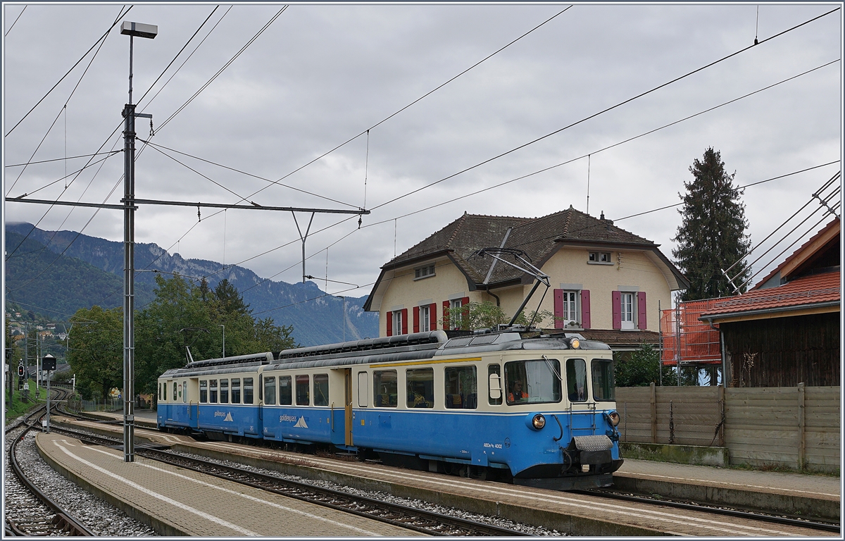 Der MOB ABDe 8/8 4002 VAUD in Chernex. Der formschöne Triebwagen war als Regionalzug von Montreux nach Chernex gekommen und fährt nun als Leermaterialzug zurück.

4. Okt. 2019