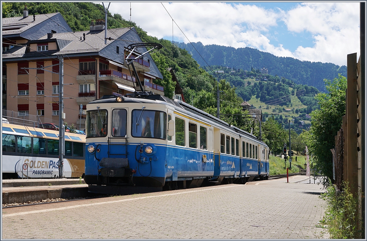 Der MOB ABDe 8/8 4004  Fribourg wartet in Chernex auf die Abfahrt nach Montereux.
30.06.2017