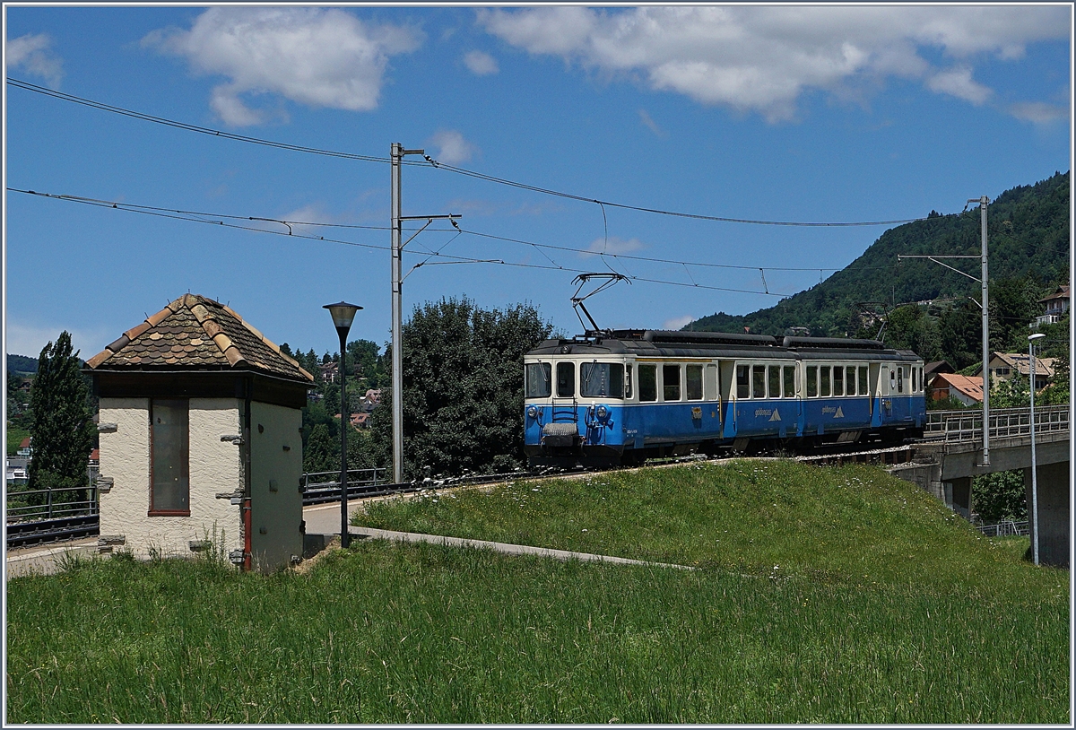 Der MOB ABDe 8/8 4004  Fribourg  beim Haltepunkt Châtelard VD.
30. Juni 2017