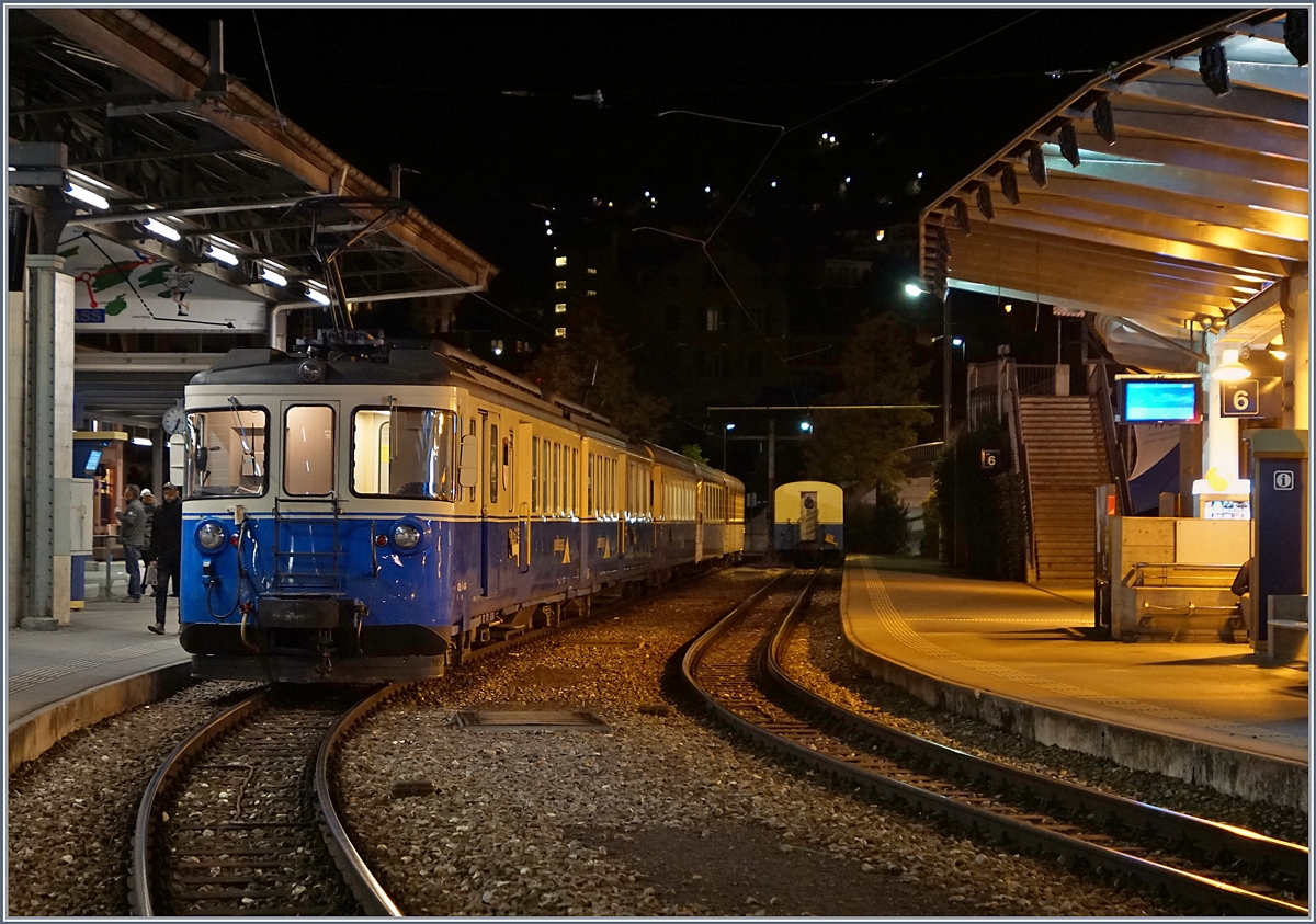 Der MOB ABDe 8/8 4004  Fribourg  wartet in Montreux auf die Abfahrt Richtung Zweisimmen.
25. Okt. 2017