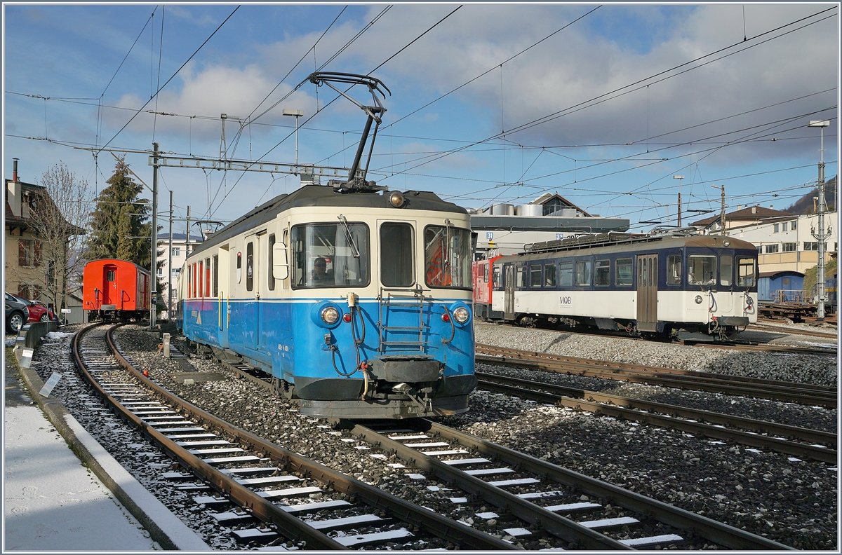 Der MOB ABDe 8/8 4004 FRIBOURG erreicht als Leermaterialzug Chernex um nach einer kurzen Wendezeit als Regionalzug nach Montreux zurück zu fahren.

18. Jan. 2019